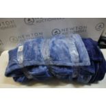 1 LIFE COMFORT OVERSIZED FAMILY BLANKET, IN BLUE 304 X 279 CM RRP Â£29