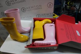1 BOXED HUNTER RAIN BOOTS UK SIZE 4 IN ODD COLOURS + EXTRA PAIR OF ODD SIZE BOOTS RRP Â£59