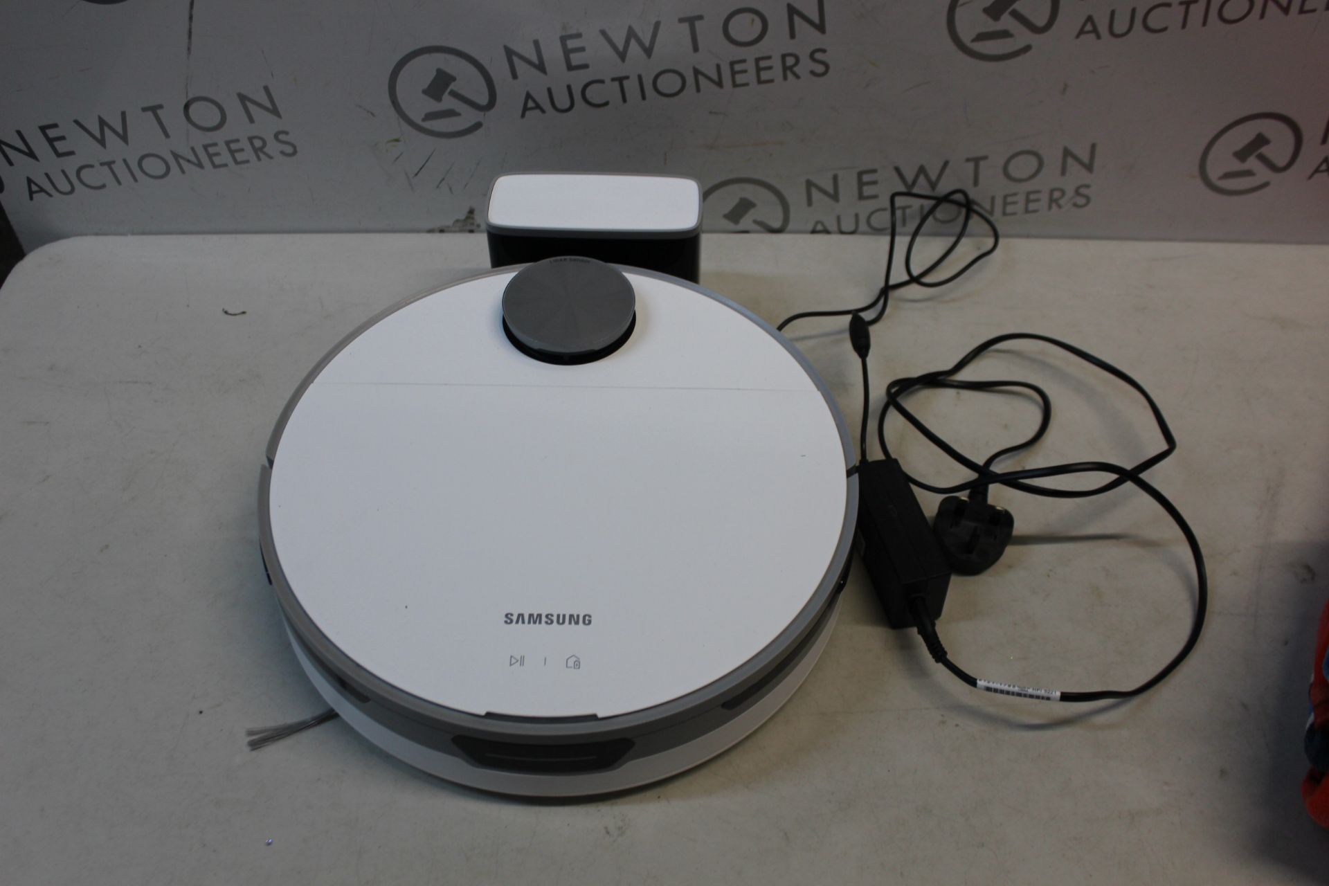 1 SAMSUNG JET BOT ROBOTIC VACUUM CLEANER, VR30T80313W/EU RRP Â£369.99