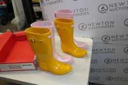 1 BOXED HUNTER RAIN BOOTS UK SIZE 4 IN ODD COLOURS + EXTRA PAIR OF ODD SIZE BOOTS RRP Â£59