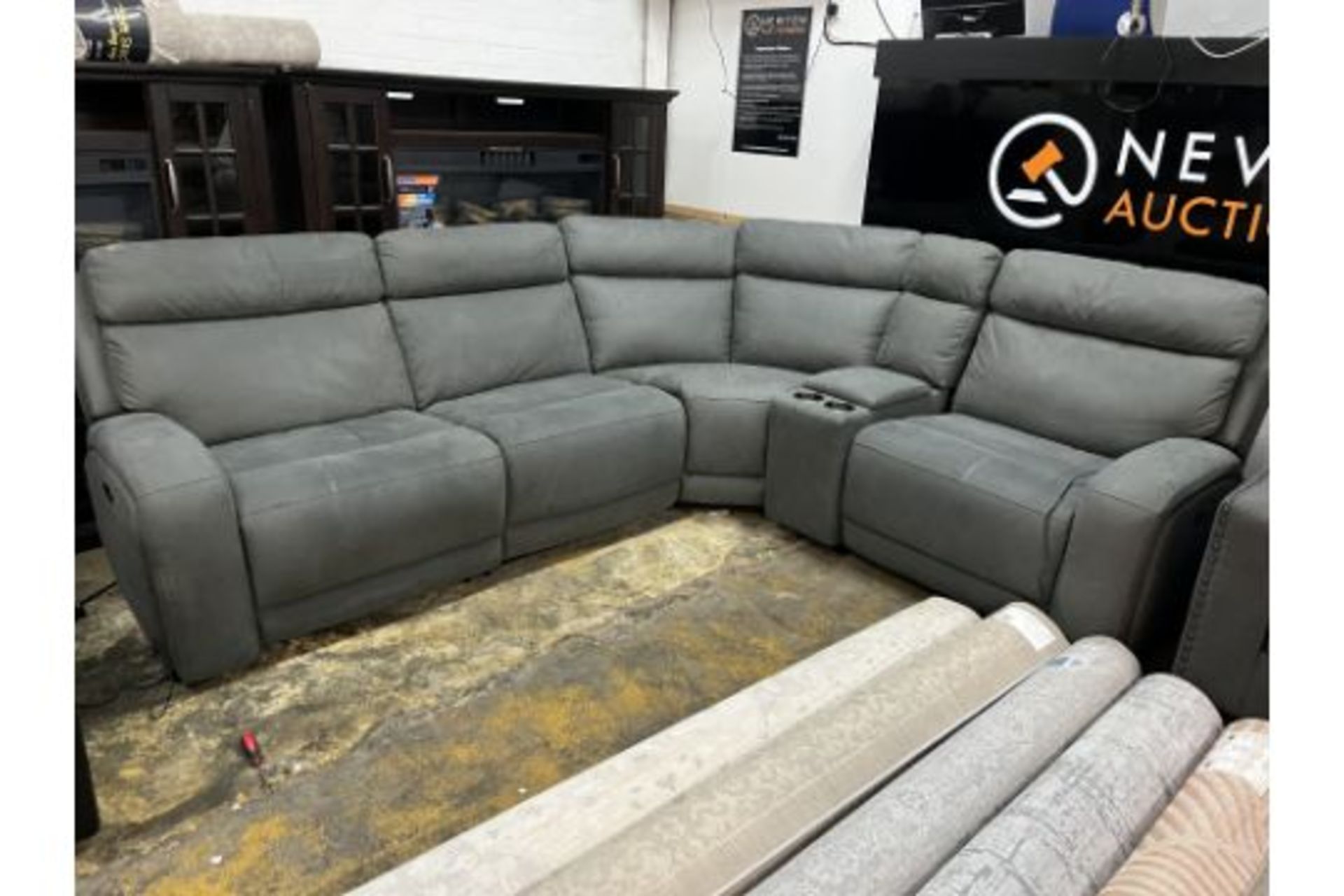 1 GILMAN CREEK JUSTIN GREY FABRIC POWER RECLINING SECTIONAL CORNER SOFA RRP Â£1999 (1 RECLINER STUCK