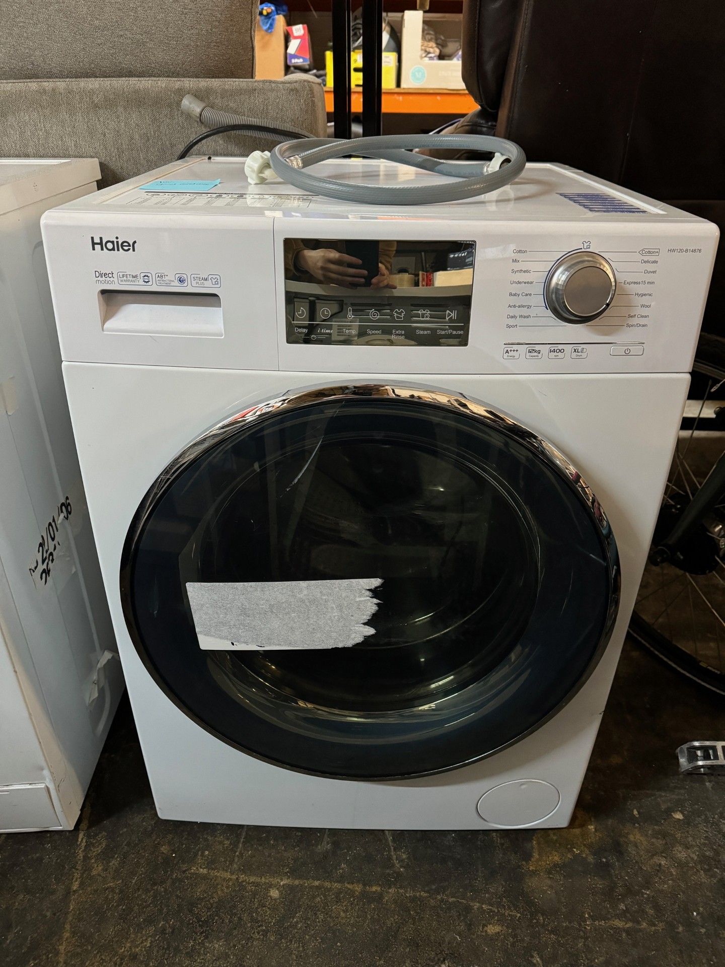 1 HAIER HW120-B14876 12 KG 1400 SPIN WASHING MACHINE RRP Â£599 (POWERS ON WORKING)