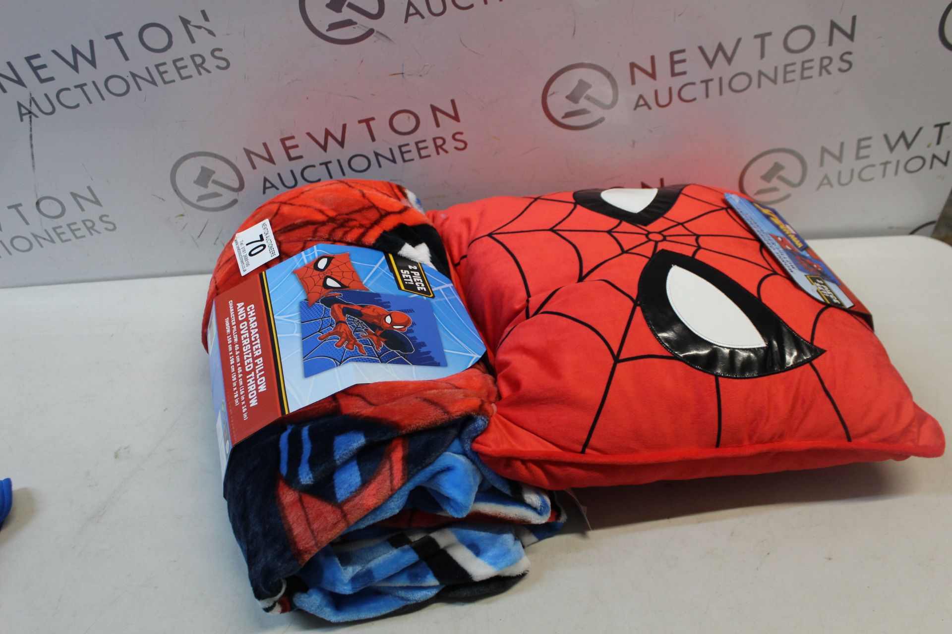 1 PACKED SPIDERMAN CHARACTER CUSHION & THROW SET RRP Â£34.99