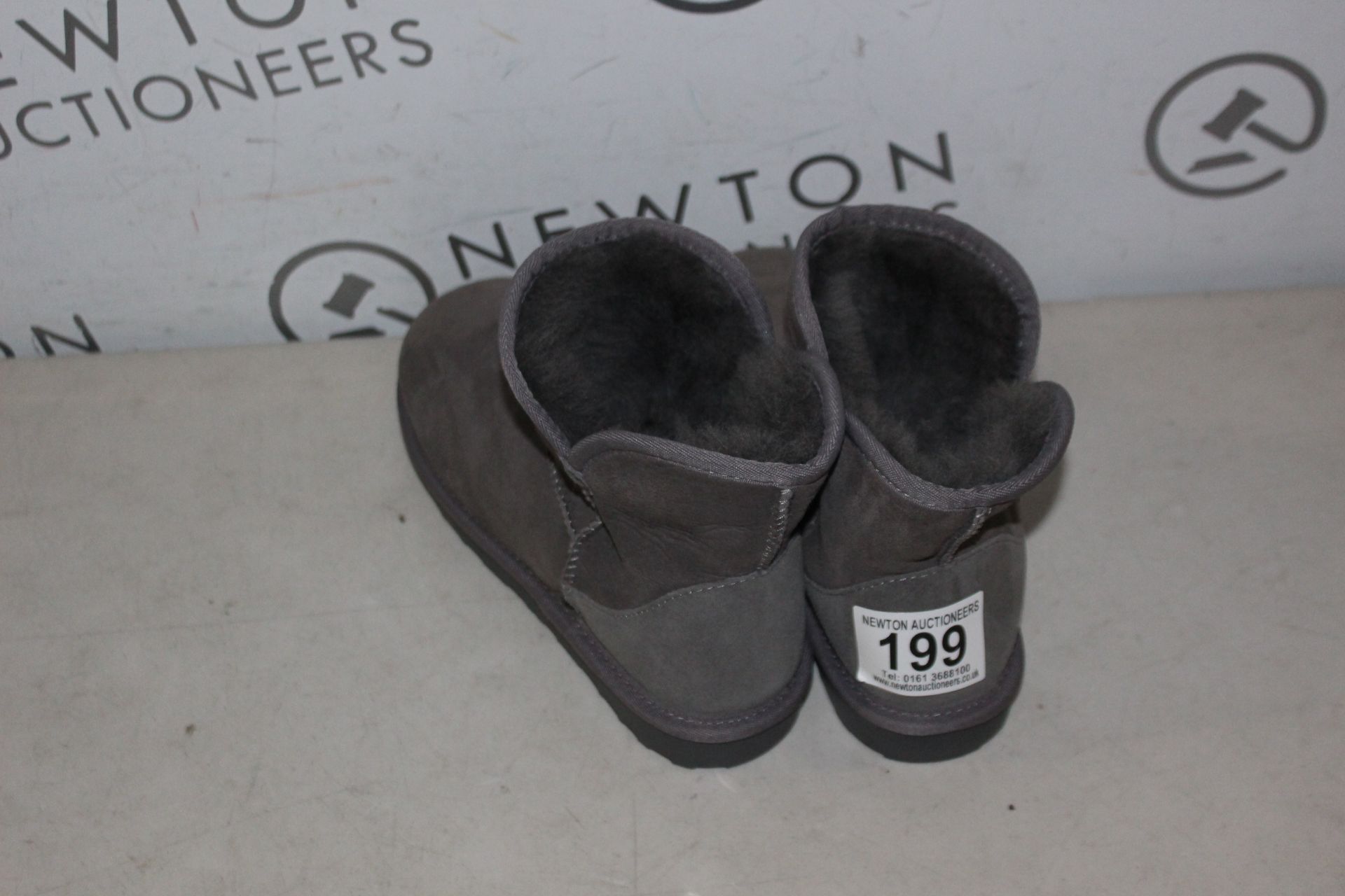 1 KIRKLAND SIGNATURE LADIES SHEARLING BOOT IN GREY RRP Â£34.99 (LIKE NEW)