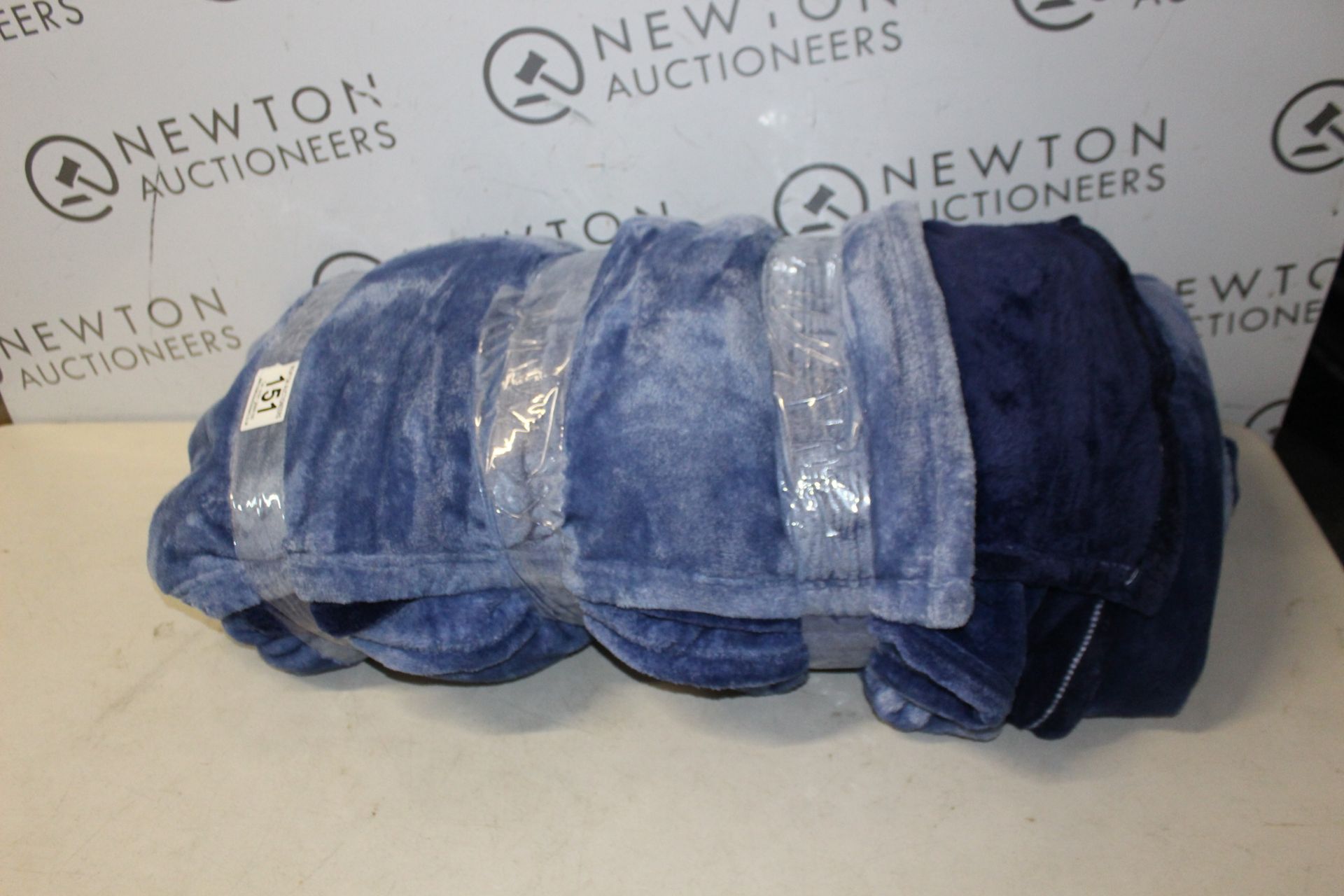 1 LIFE COMFORT OVERSIZED FAMILY BLANKET, IN BLUE 304 X 279 CM RRP Â£29