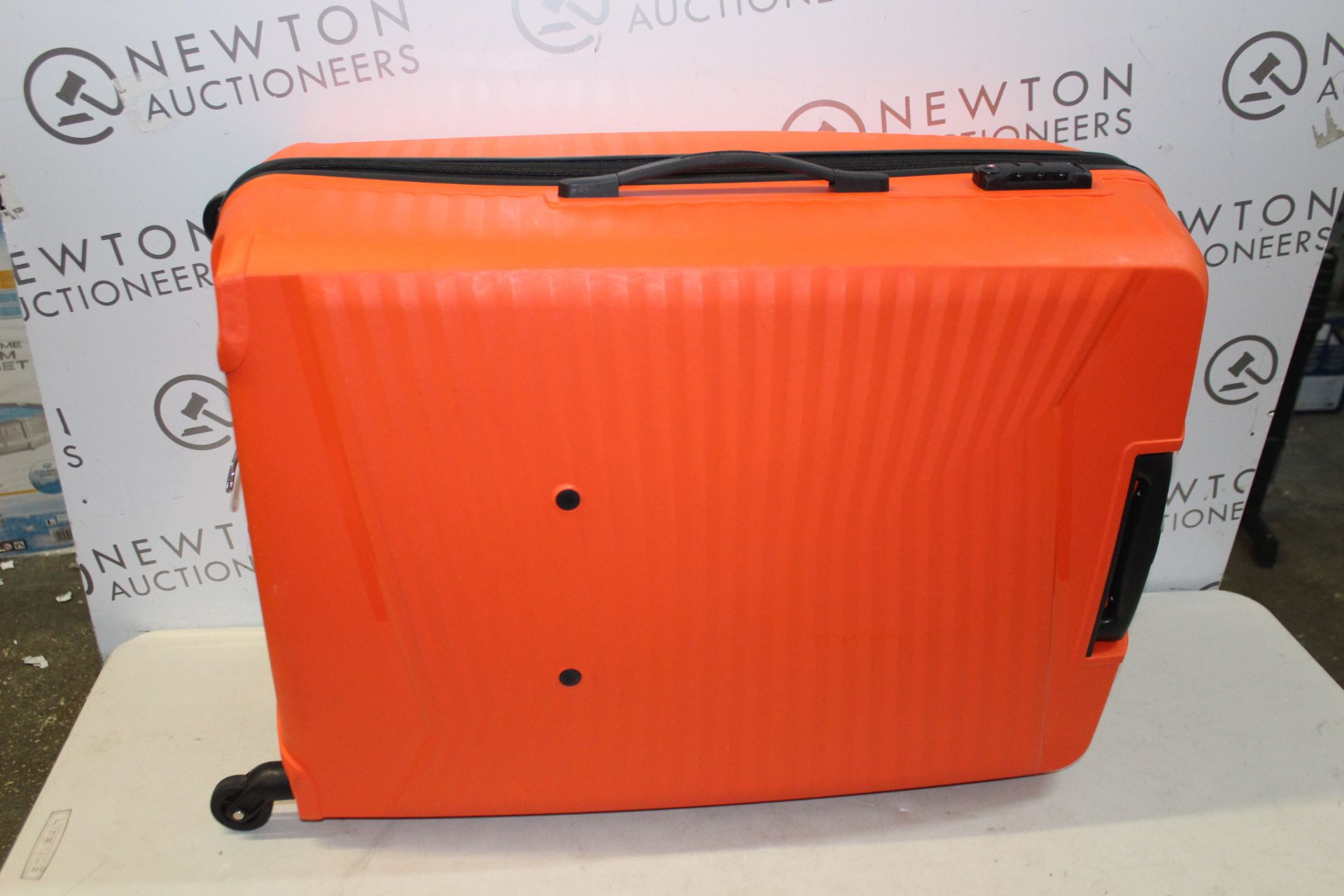 1 AMERICAN TOURISTER LARGE orange HARDSIDE SPINNER CASE RRP Â£99 (MISSING 1 WHEEL)