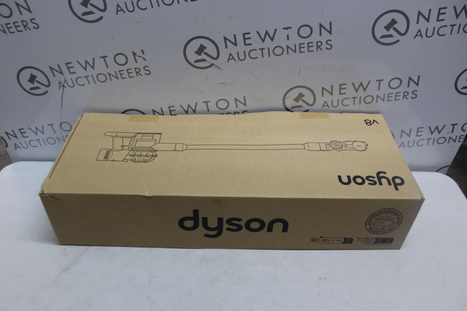 1 BOXED DYSON V8 CORDLESS HANDEHELD VACUUM CLEANER WITH CHARGER & ACCESSORIES RRP Â£399