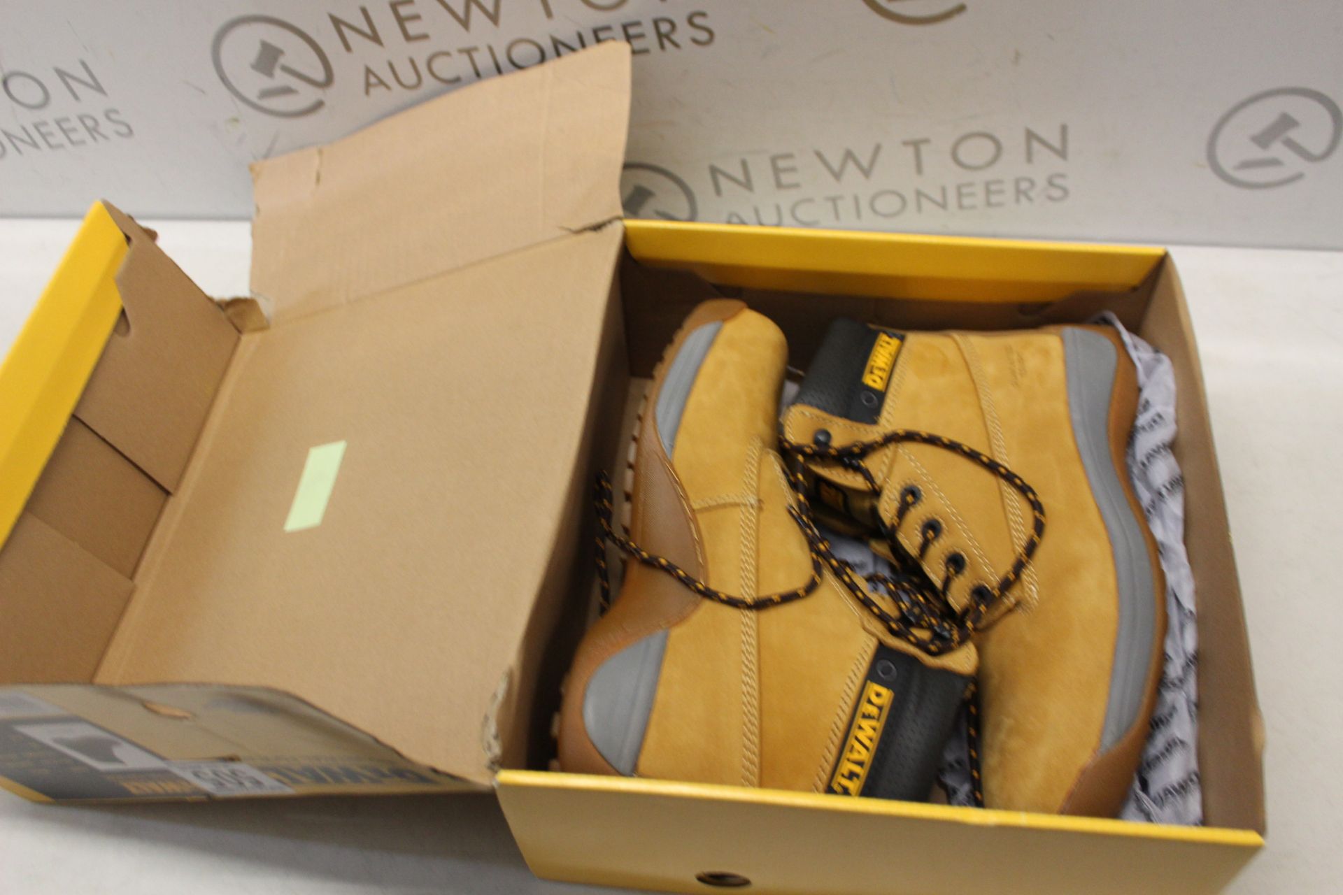 1 BOXED DEWALT MASON STELL TOE BOOTS SIZE 8 RRP Â£59.99