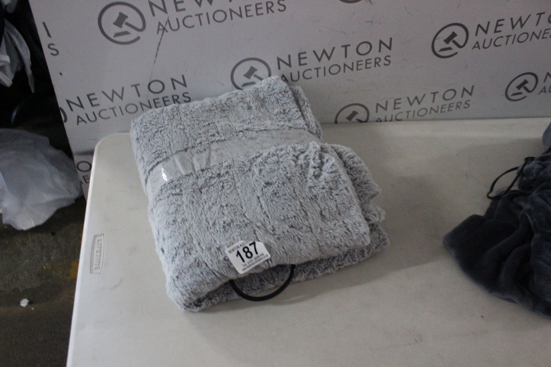 1 BROOKSTONE HEATED THROW 127 X 152 CM RRP Â£39.99