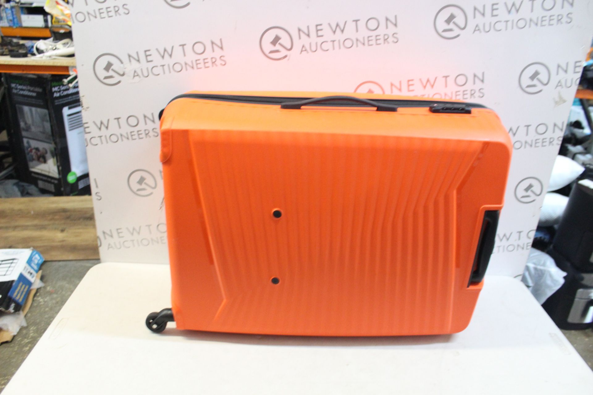 1 AMERICAN TOURISTER LARGE orange HARDSIDE SPINNER CASE RRP Â£99 (MISSING 1 WHEEL)