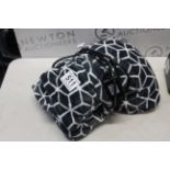 1 BROOKSTONE HEATED THROW 127 X 152 CM RRP Â£39.99