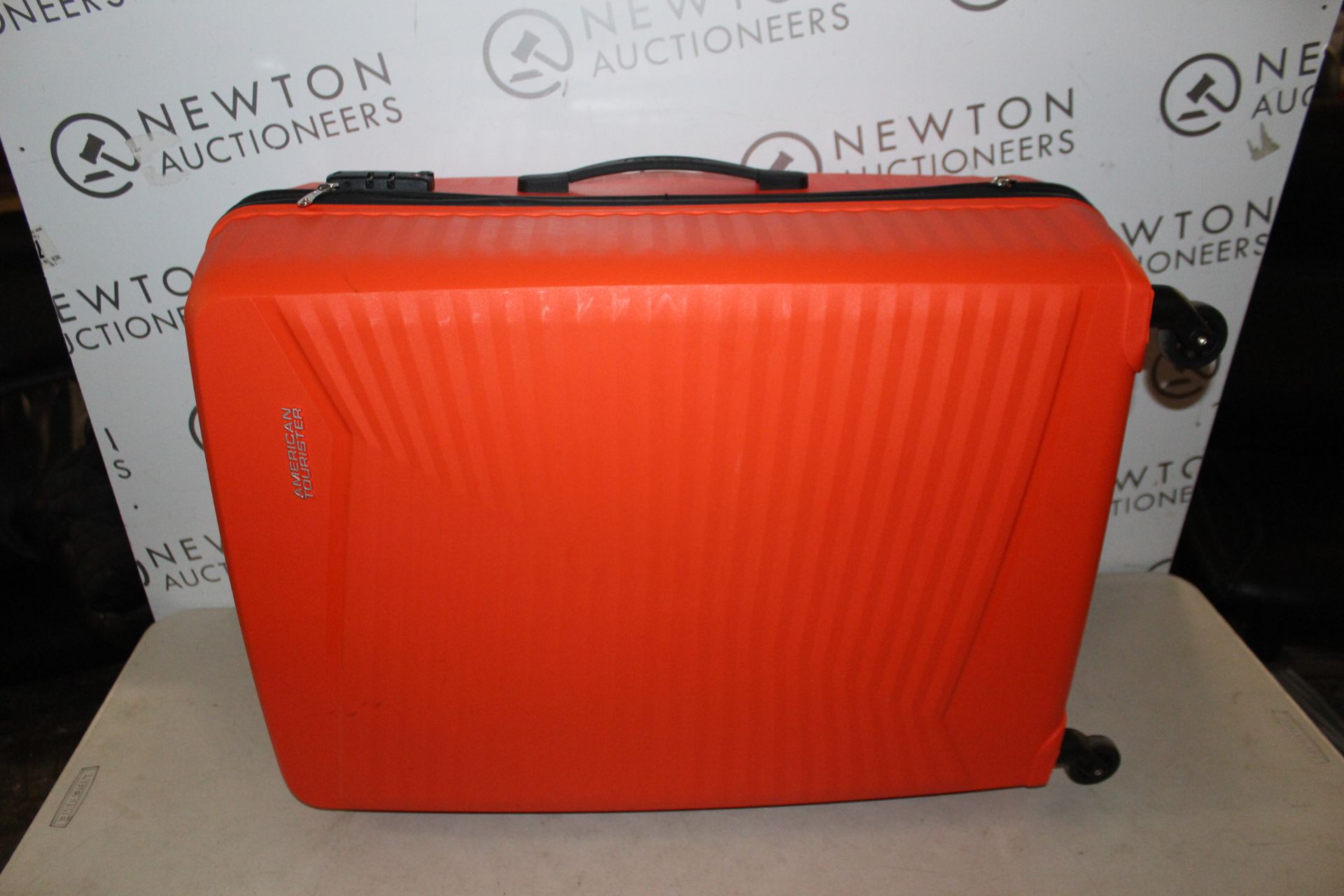 1 AMERICAN TOURISTER BON AIR HARDSIDE LARGE SUITCASE IN ORANGE RRP Â£119 (1 WHEEL MISSING)