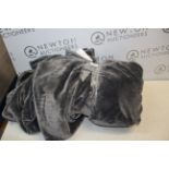 1 LARGE PLUSH THROW RRP Â£49.99