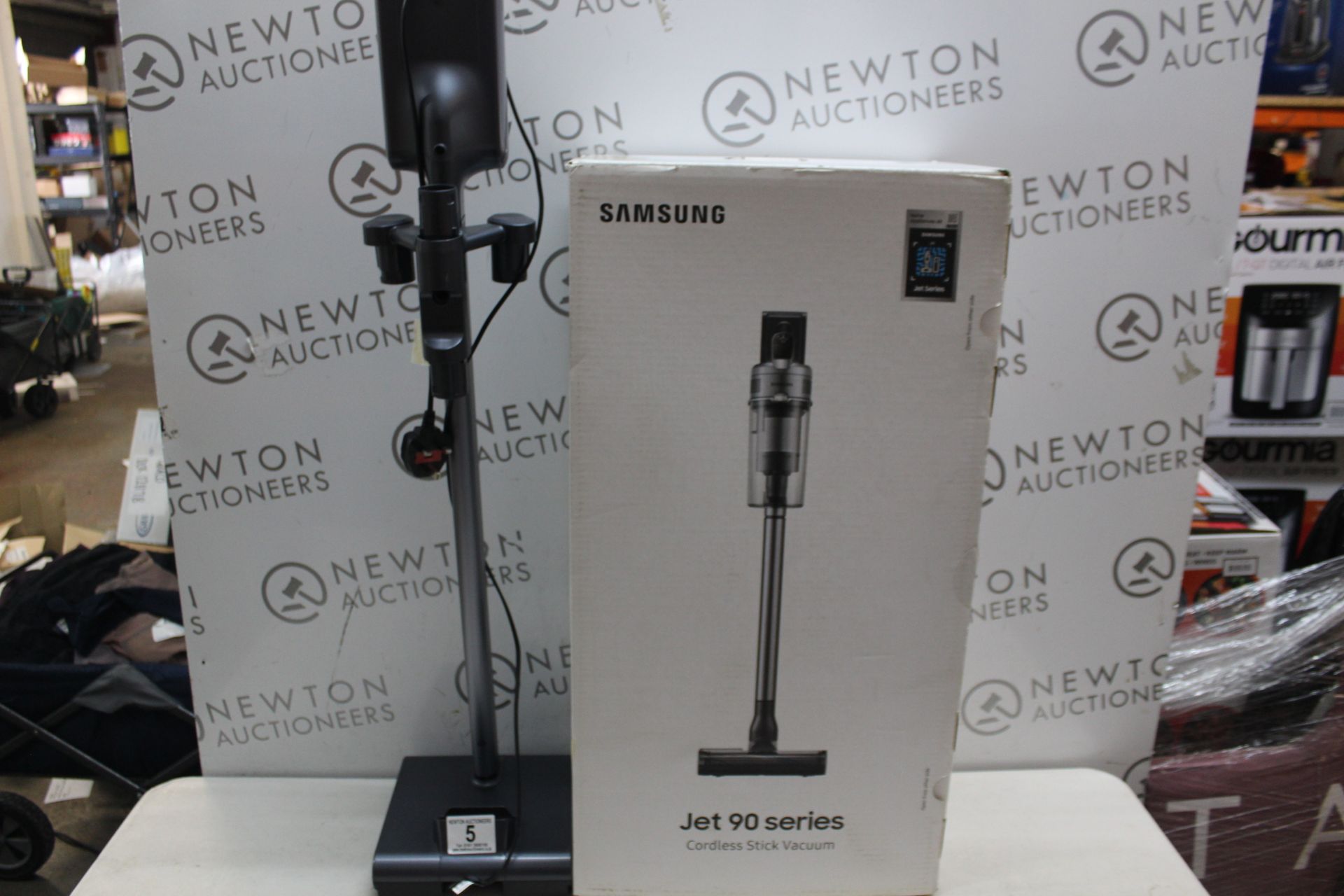 1 BOXED SAMSUNG JET 90 PRO VACUUM CLEANER WITH BATTERY AND CHARGER RRP Â£599