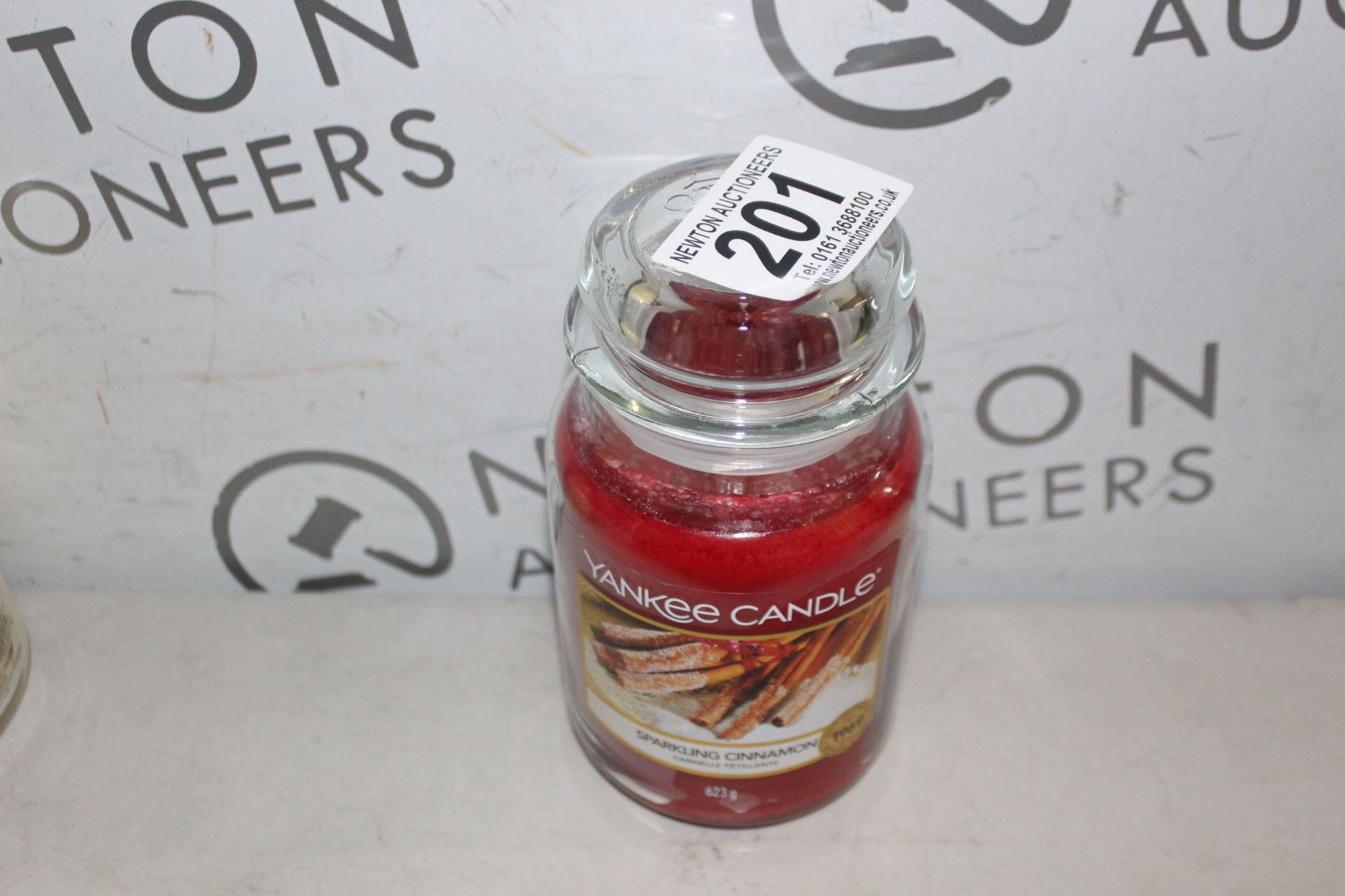 1 YANKEE CANDLE SPARKLING CINAMON SCENTED CANDLE WITH GLASS JAR RRP Â£29.99