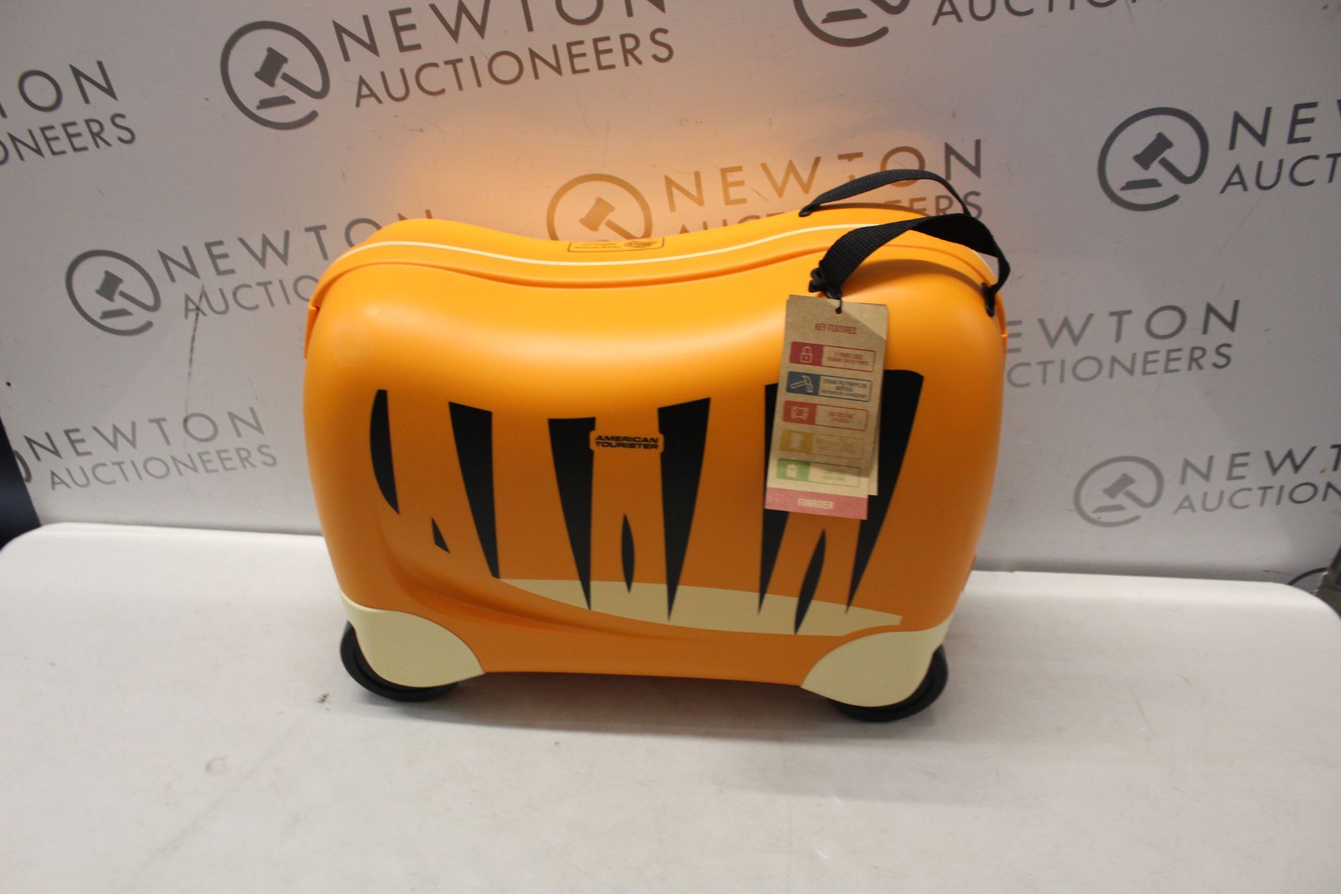 1 AMERICAN TOURISTER RIDE ON KIDS SUITCASE RRP Â£49.99