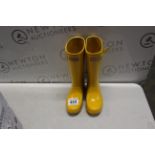 1 PAIR OF HUNTER RAIN BOOTS UK SIZE 2 RRP Â£39