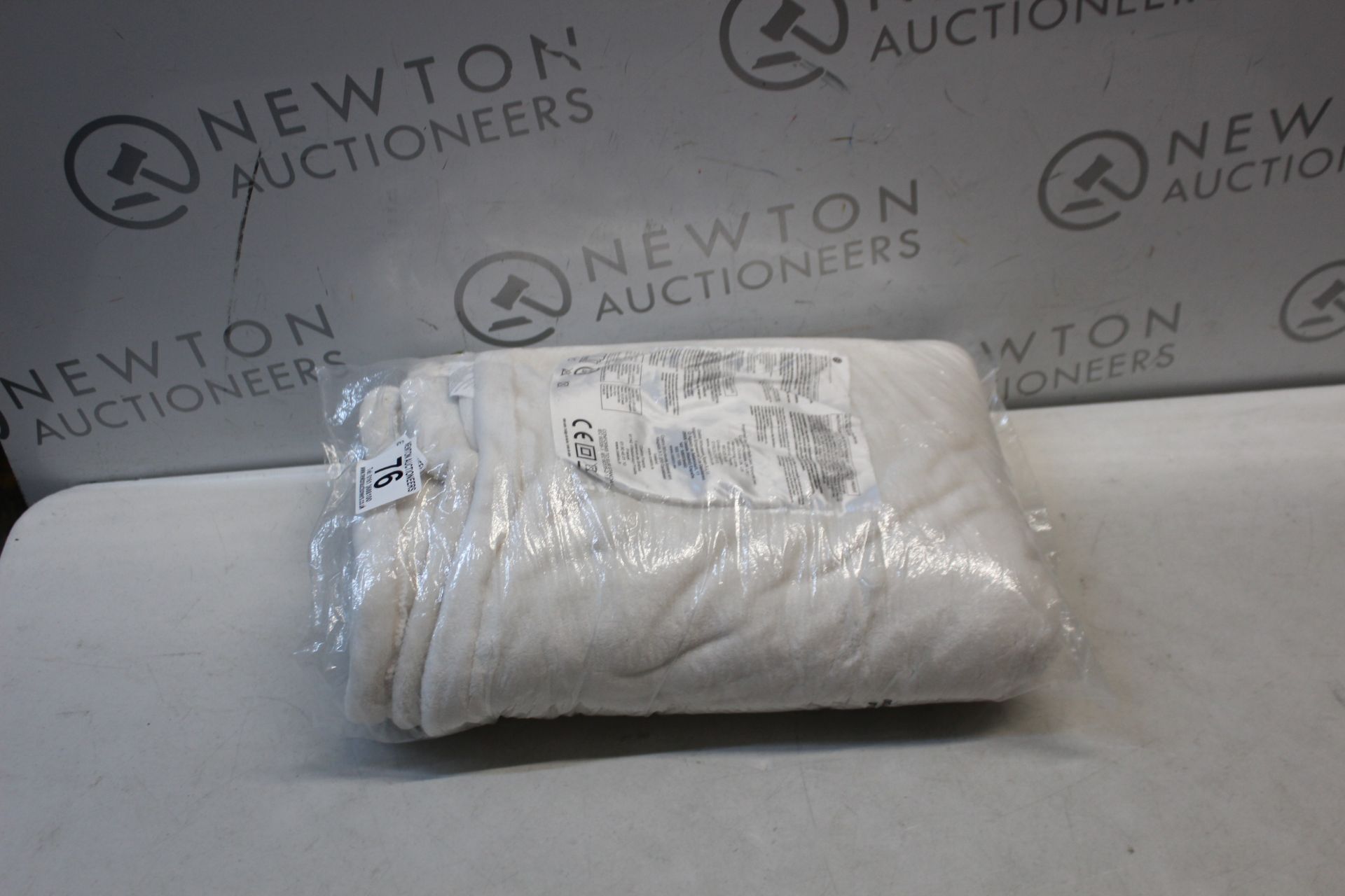 1 BROOKSTONE HEATED THROW 127 X 152 CM RRP Â£39.99