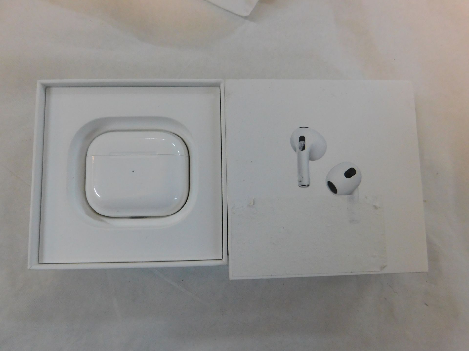 1 BOXED PAIR OF APPLE AIRPODS 3RD GENERATION MODEL MME73ZM/A RRPÂ£149 (TESTED/NOT WORKING)