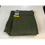1 BRAND NEW MENS KIRKLAND SIGNATURE MOISTURE WICKING STRETCH PERFOMANCE PANTS IN OLIVE GREEN SIZE