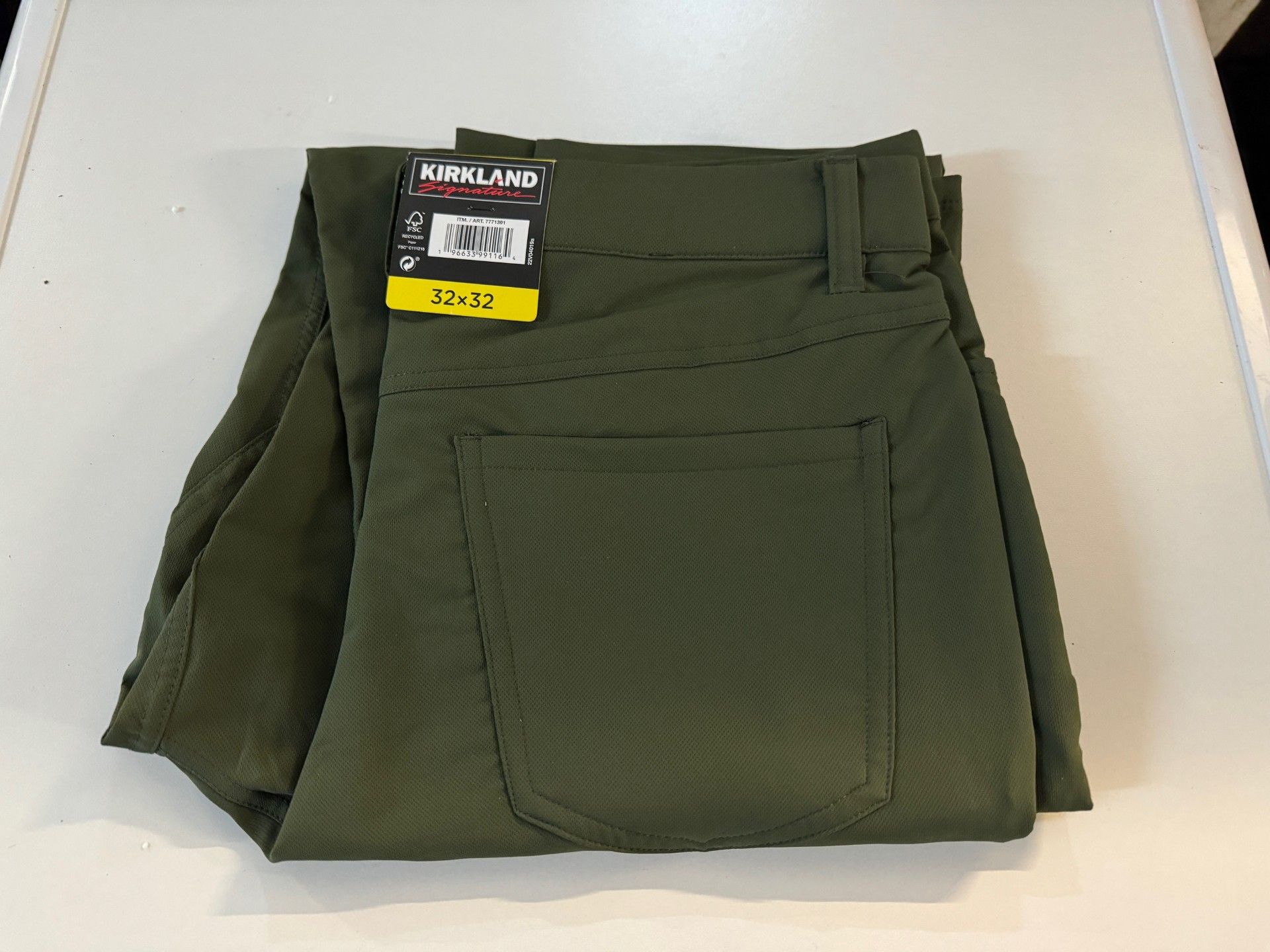 1 BRAND NEW MENS KIRKLAND SIGNATURE MOISTURE WICKING STRETCH PERFOMANCE PANTS IN OLIVE GREEN SIZE