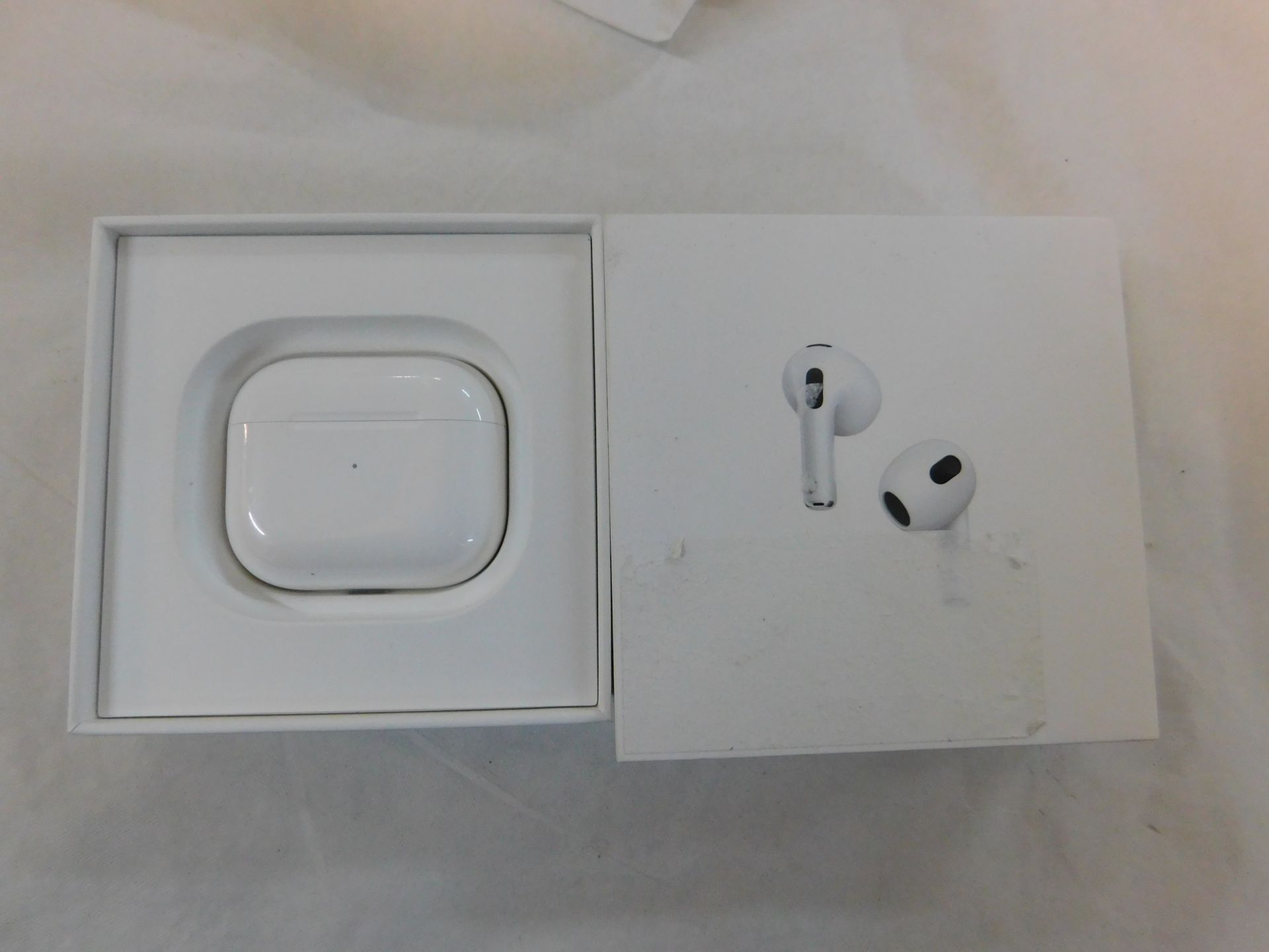 1 BOXED PAIR OF APPLE AIRPODS 3RD GENERATION MODEL MME73ZM/A RRPÂ£149 (TESTED/NOT WORKING)