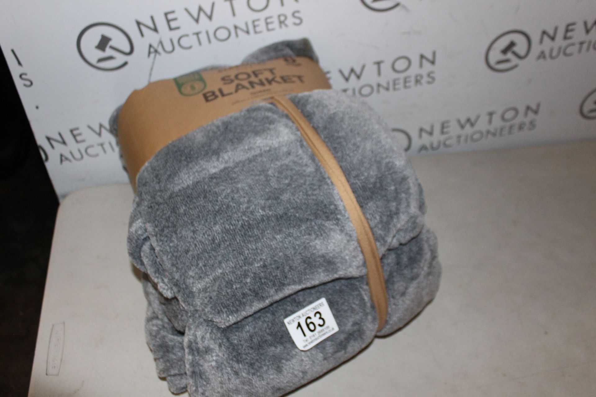 1 BERKSHIRE SOFT BLANKET 249 X 234 CM RRP Â£24.99