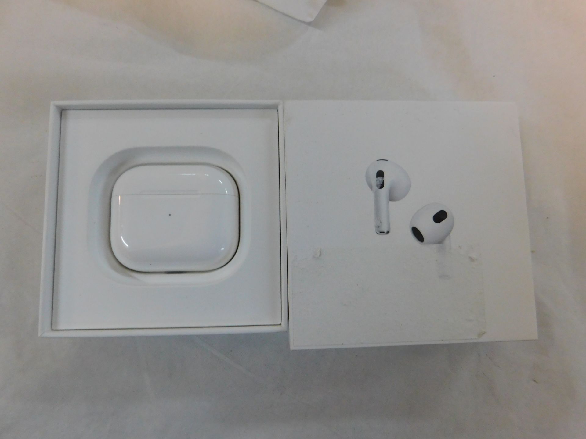 1 BOXED PAIR OF APPLE AIRPODS 3RD GENERATION MODEL MME73ZM/A RRPÂ£149 (TESTED/NOT WORKING)