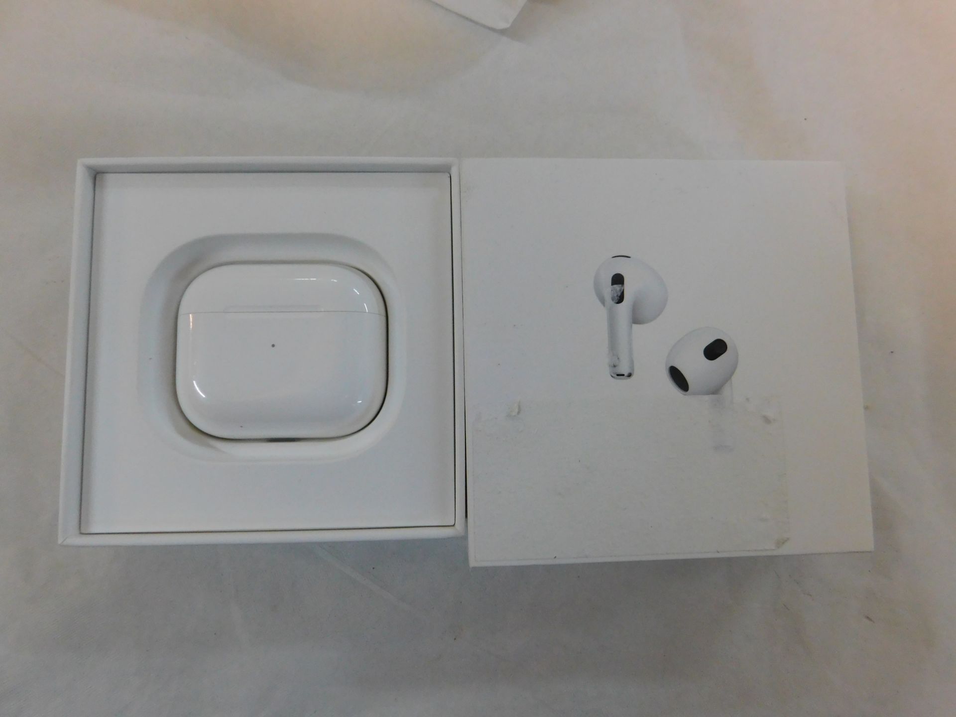 1 BOXED PAIR OF APPLE AIRPODS 3RD GENERATION MODEL MME73ZM/A RRPÂ£149 (TESTED/NOT WORKING)