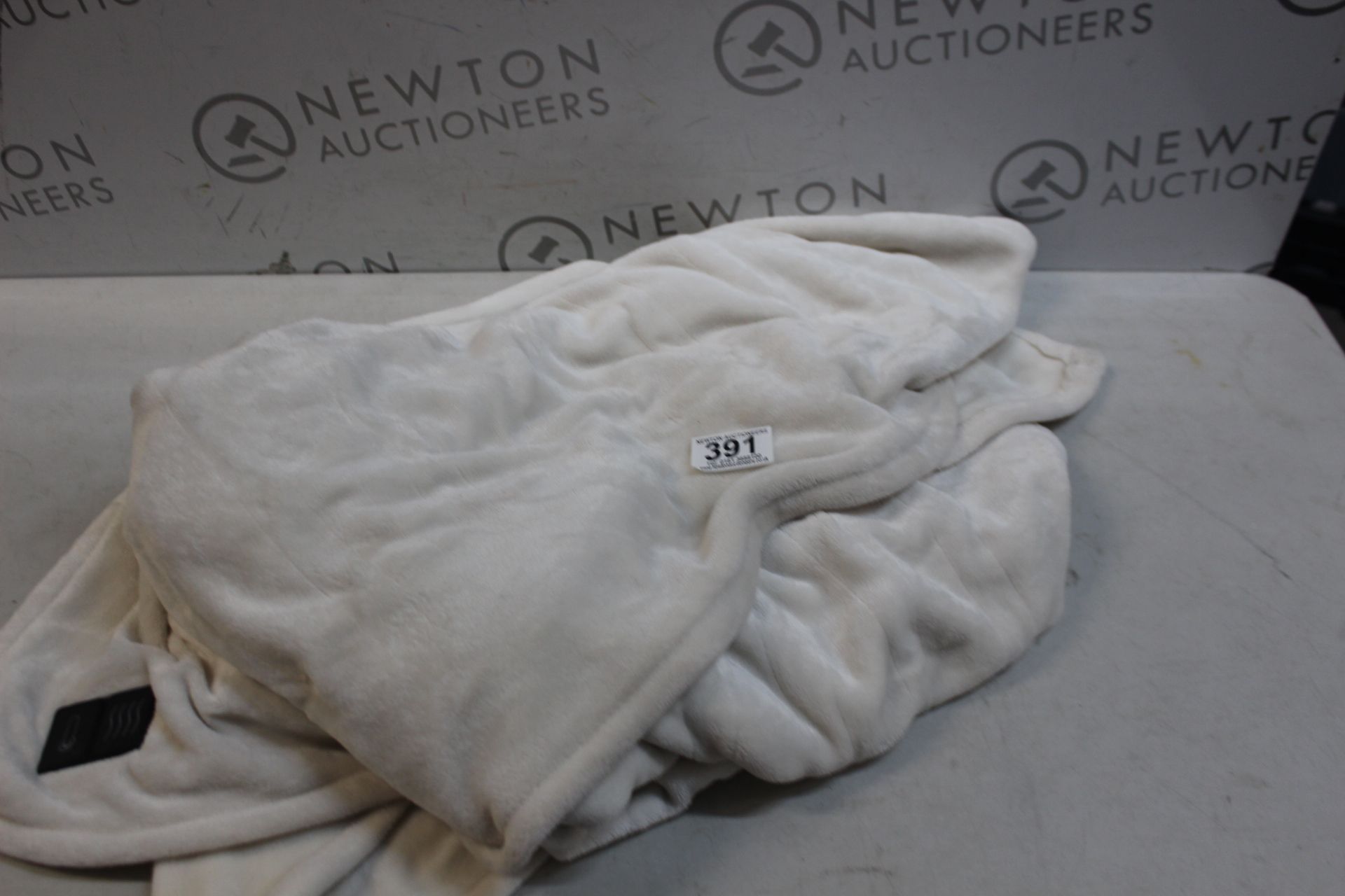 1 BROOKSTONE HEATED THROWS 127 X 152 CM RRP Â£119