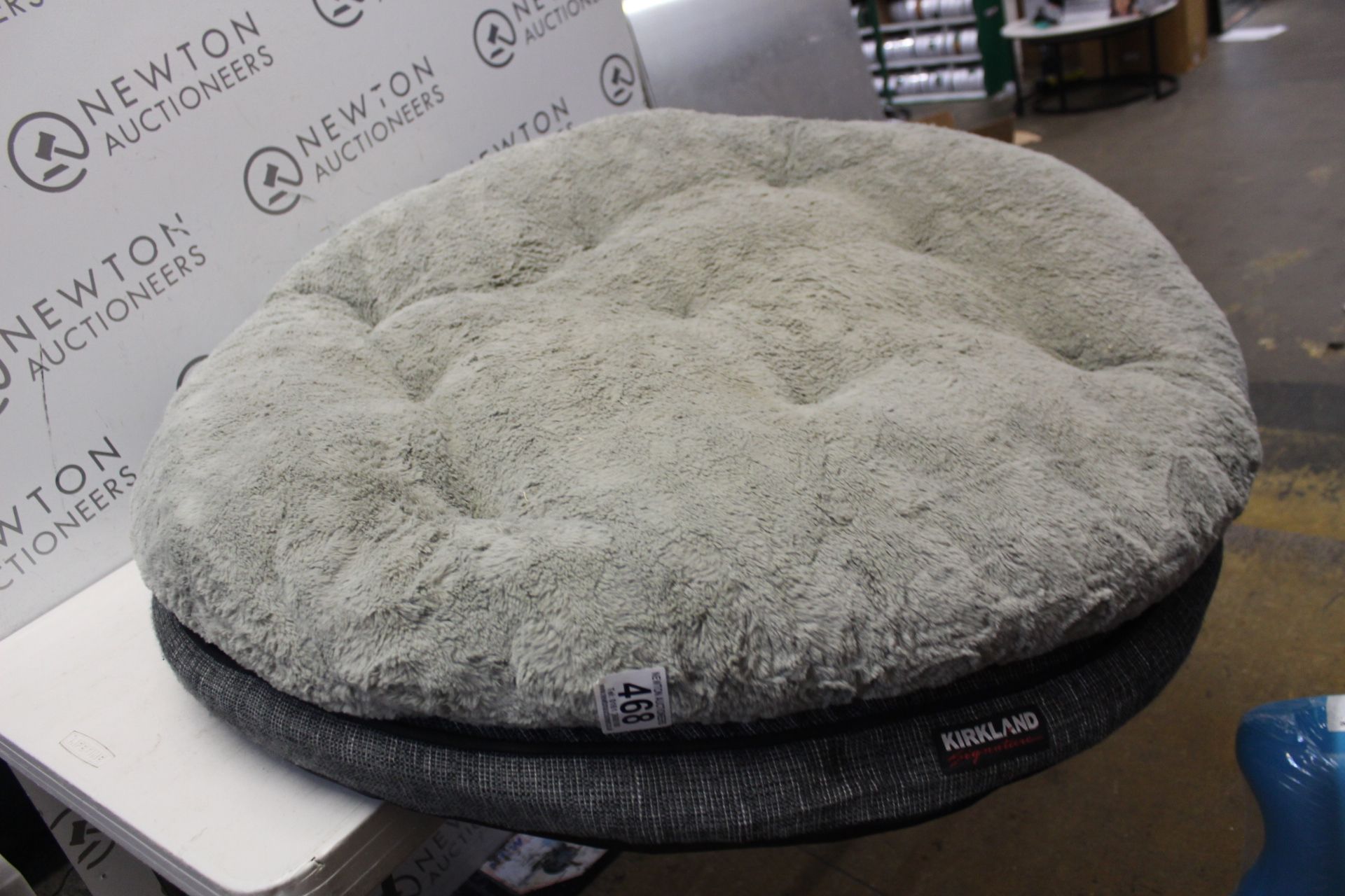 1 LARGE KIRKLAND SIGNATURE DOG BED RRP Â£39