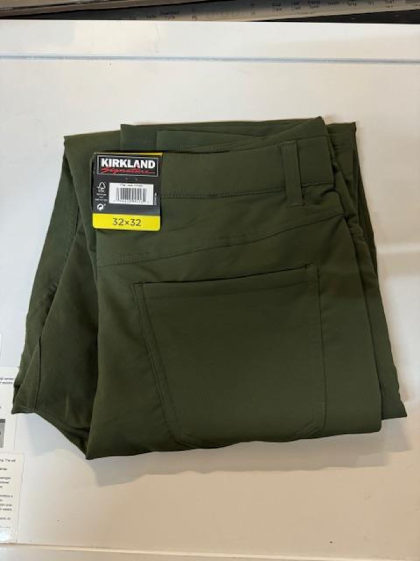 1 BRAND NEW MENS KIRKLAND SIGNATURE MOISTURE WICKING STRETCH PERFOMANCE PANTS IN OLIVE GREEN SIZE