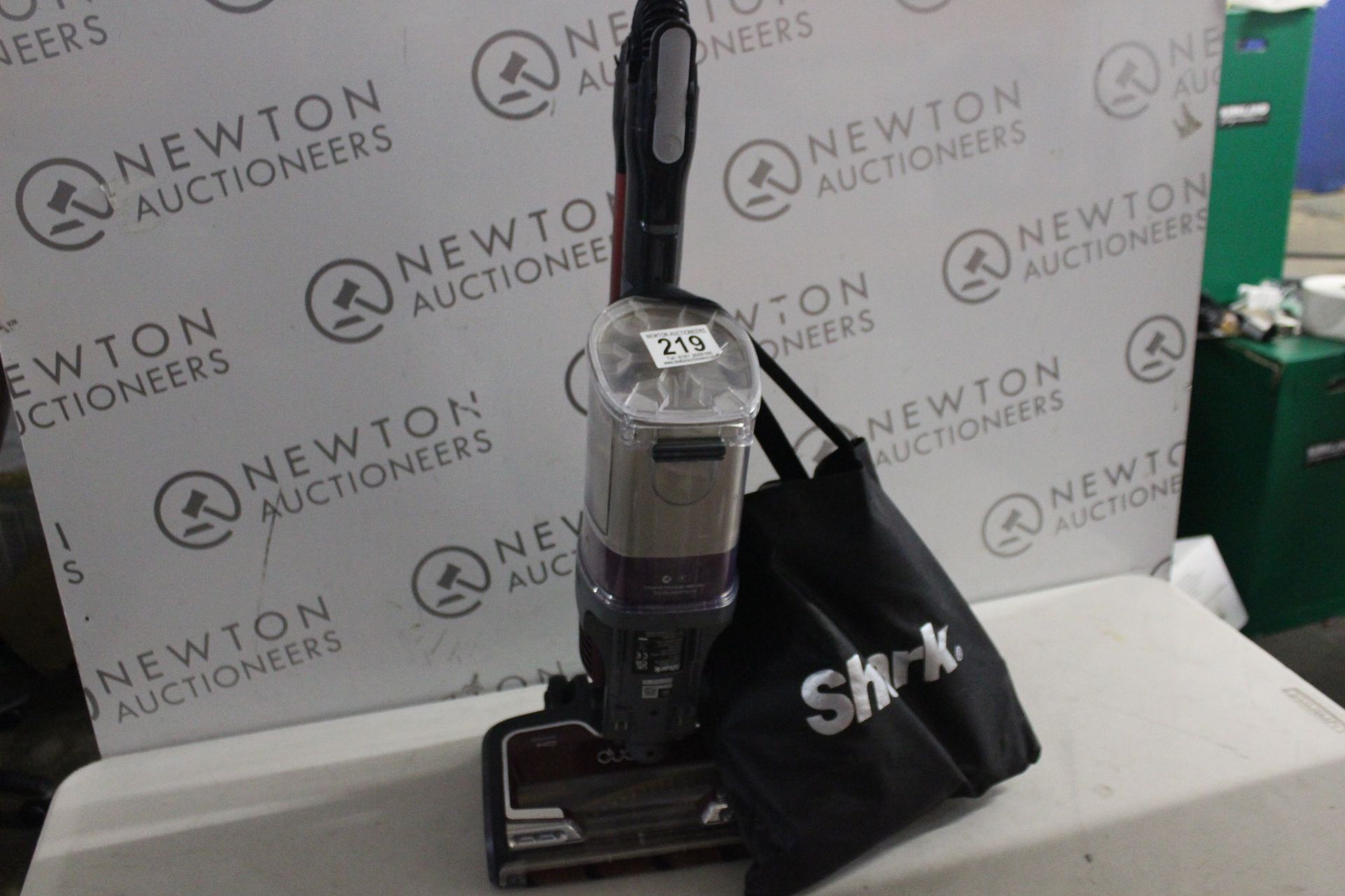 1 SHARK ANTI HAIR WRAP CORDLESS STICK PET VACUUM CLEANER, IZ251UKT RRP Â£299