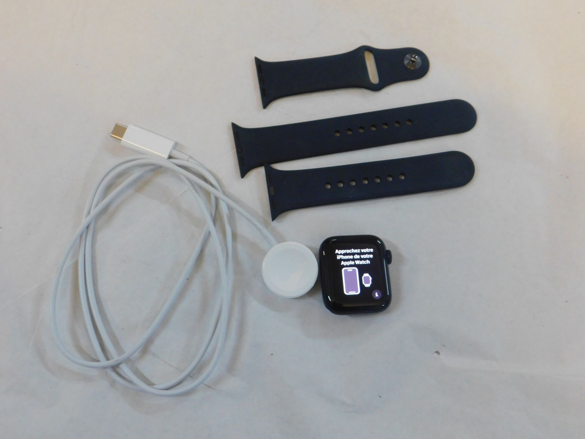 1 (UNLOCKED) APPLE SE WATCH 40MM ALUMINUM CASE WITH CHARGER AND BAND RRP Â£229