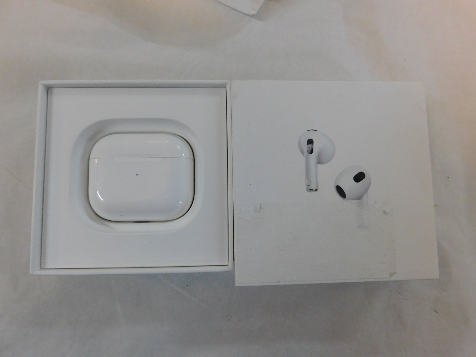 1 BOXED PAIR OF APPLE AIRPODS 3RD GENERATION MODEL MME73ZM/A RRPÂ£149 (TESTED/NOT WORKING)