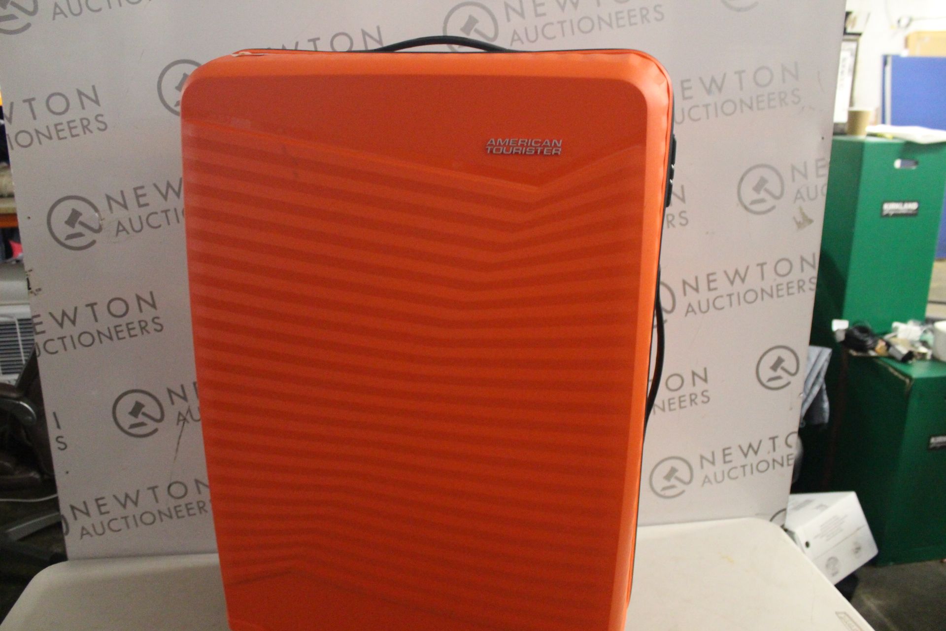 1 AMERICAN TOURISTER LARGE HARDSIDE LUGGAGE CASE RRP Â£99 (SMALL CRACK NEAR A WHEEL)