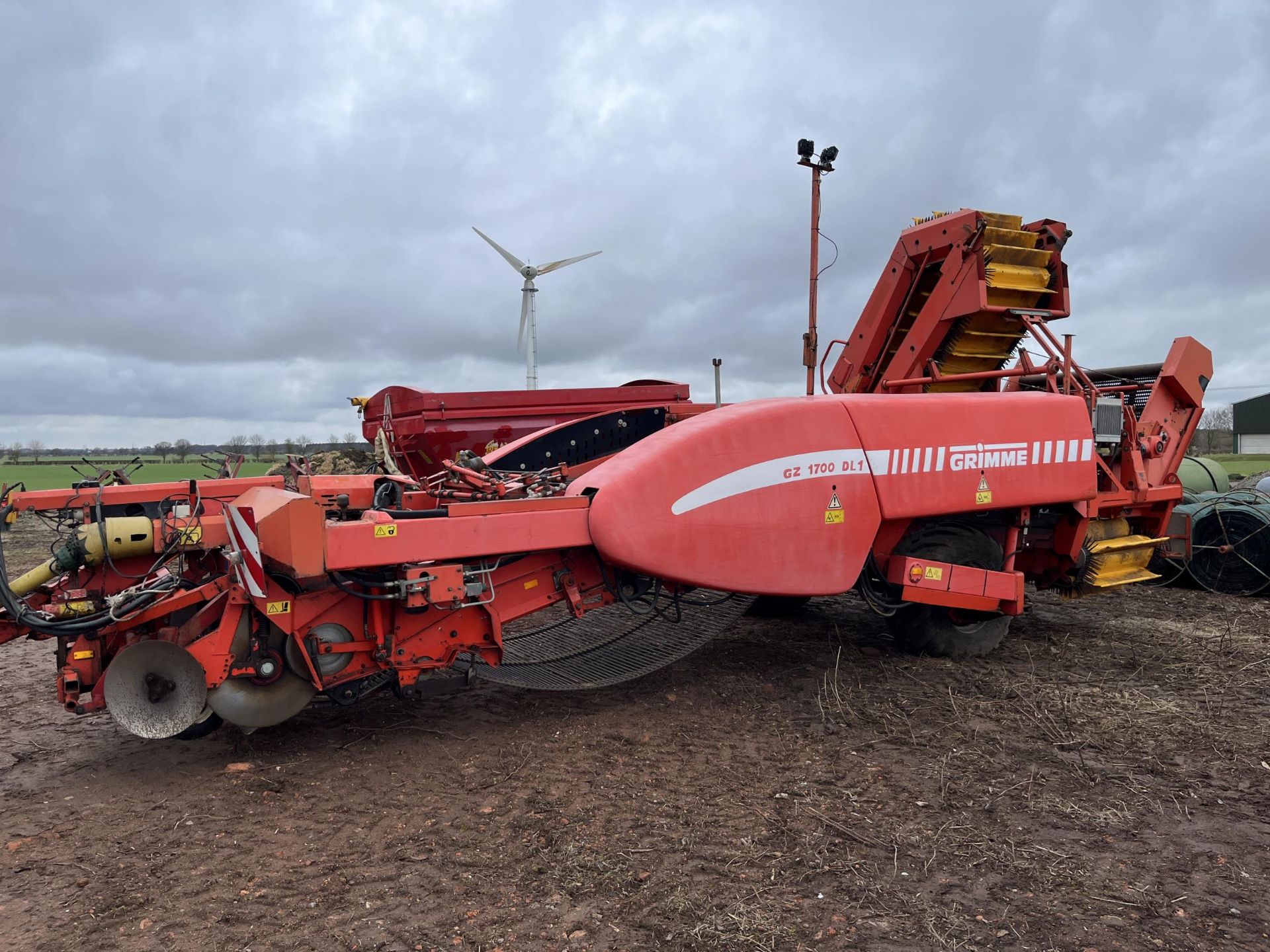 GRIMME GZ1700 DL1 HARVESTER WITH HYDRAULIC WHEEL DRIVE, L/H LEVELLING, 2ND AGITATOR (2000)