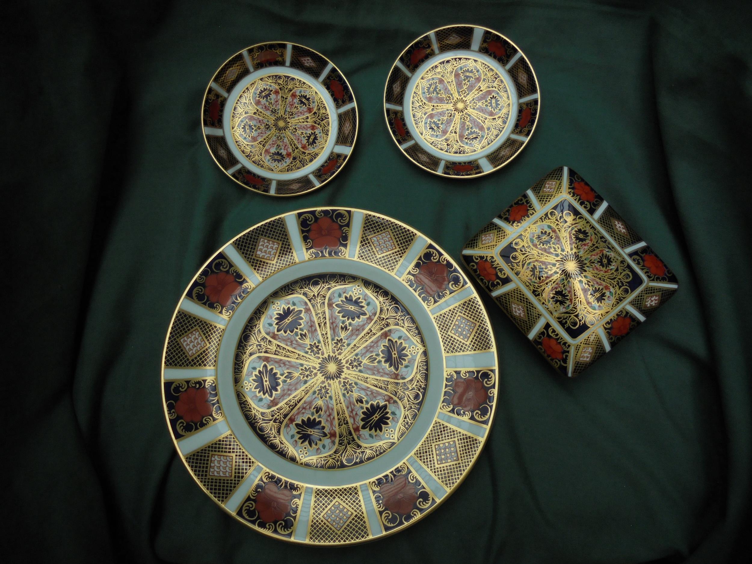 4 items of Royal Crown Derby, 2 small dishes,