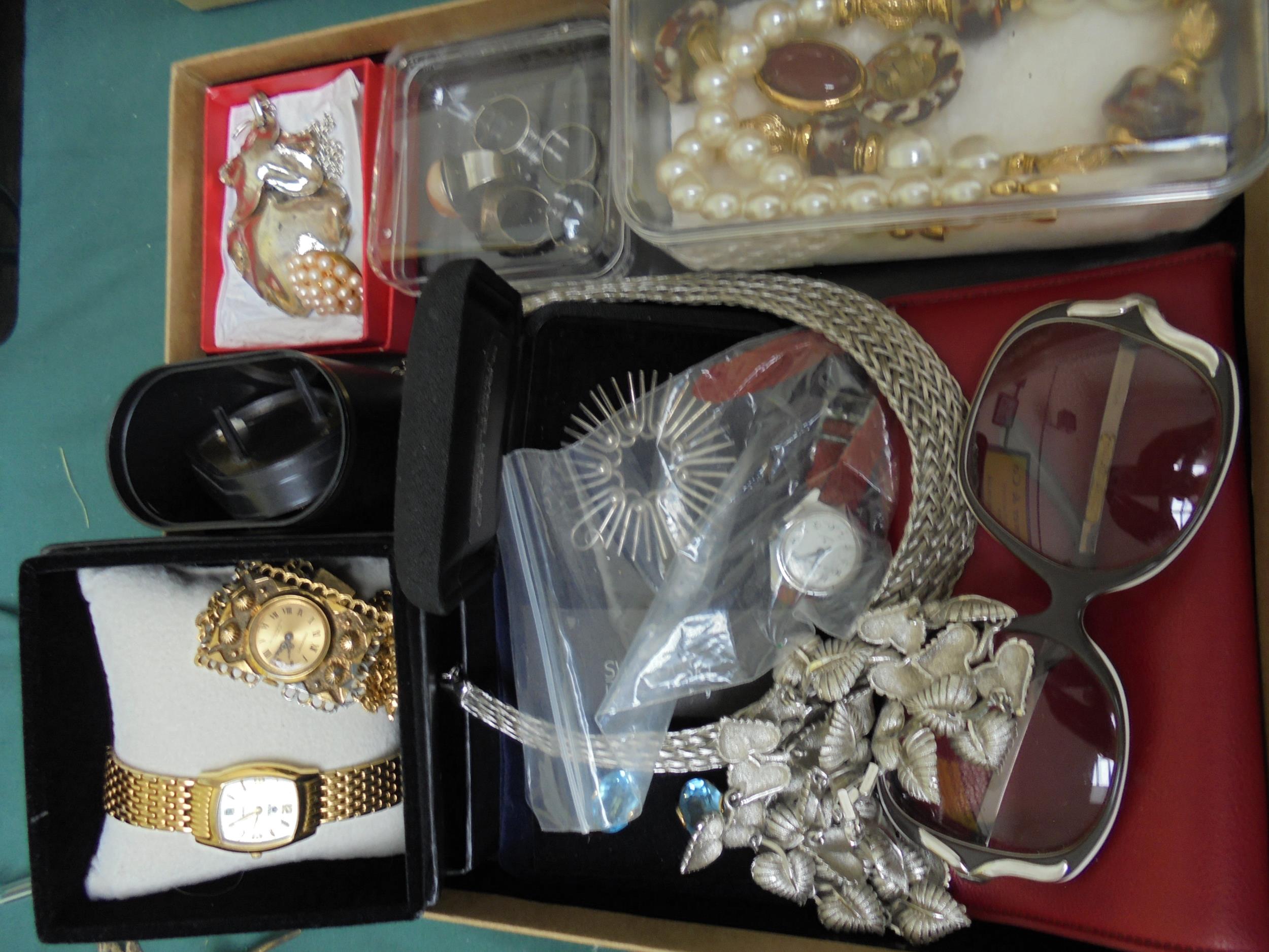 Tray containing collection of cosmetic jewellery, rings, 4 wristwatches,