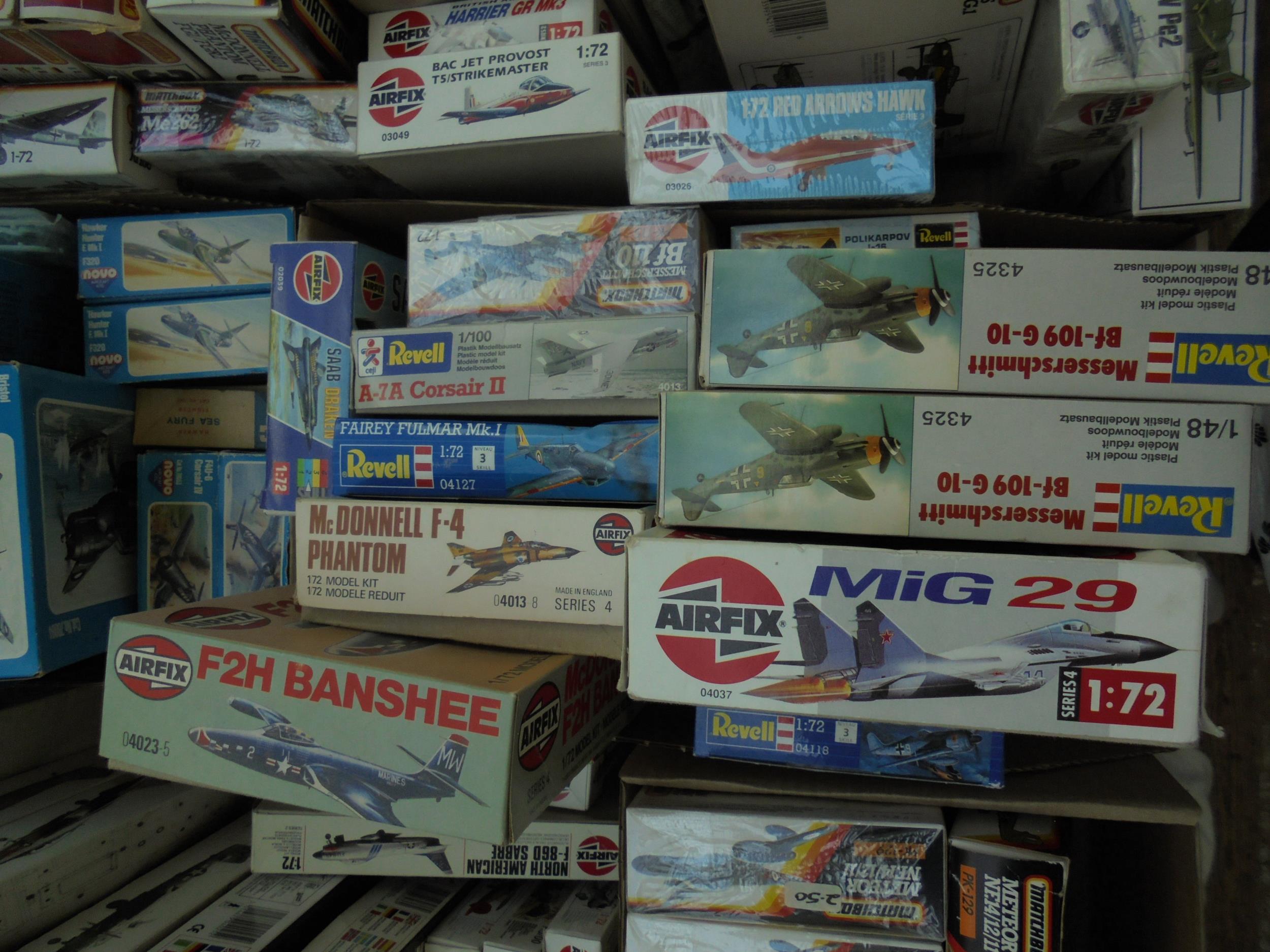Collection of models for construction, mainly military aircraft,