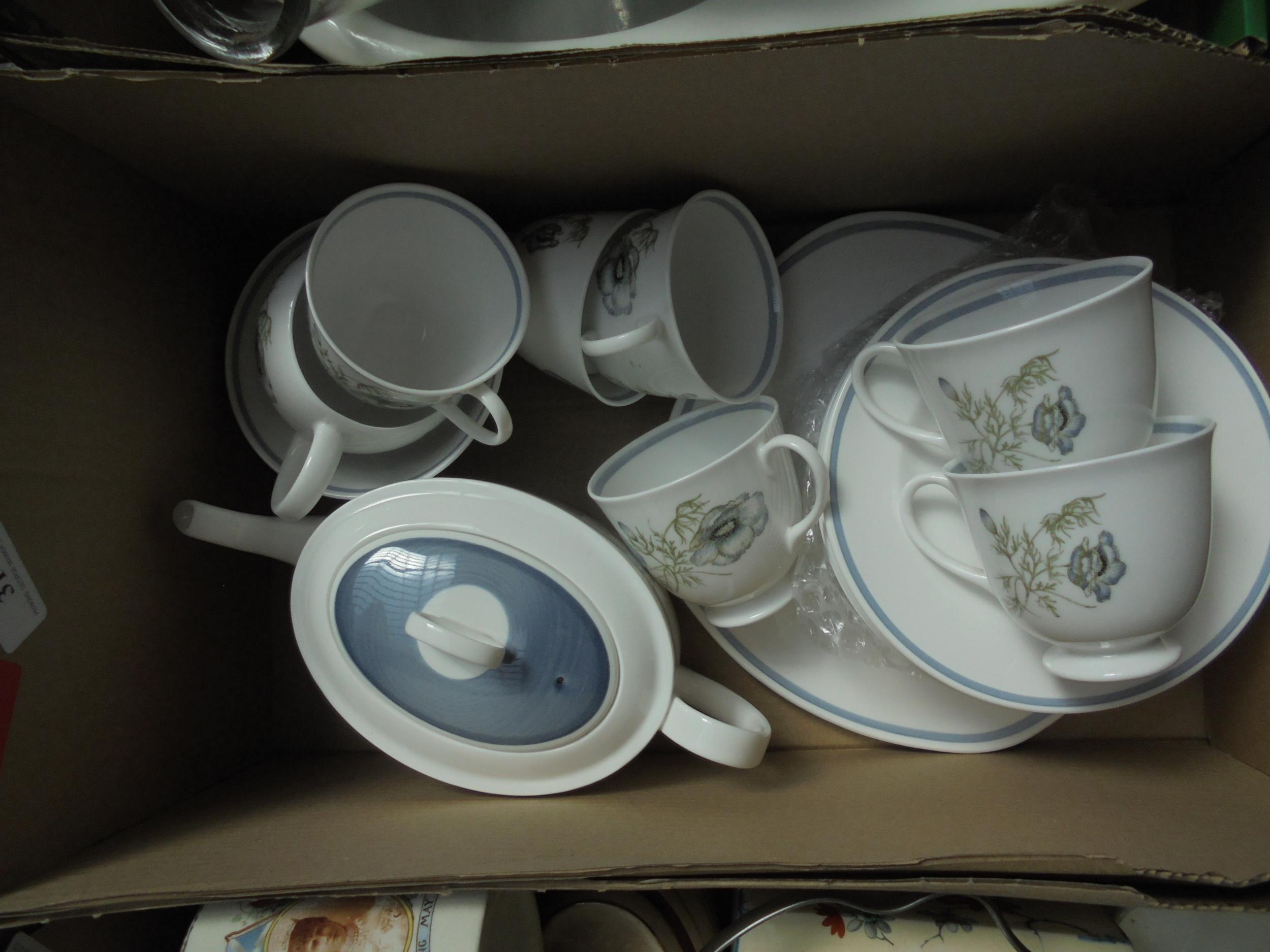Mid 20th century teaset including cups and saucers, teapot,