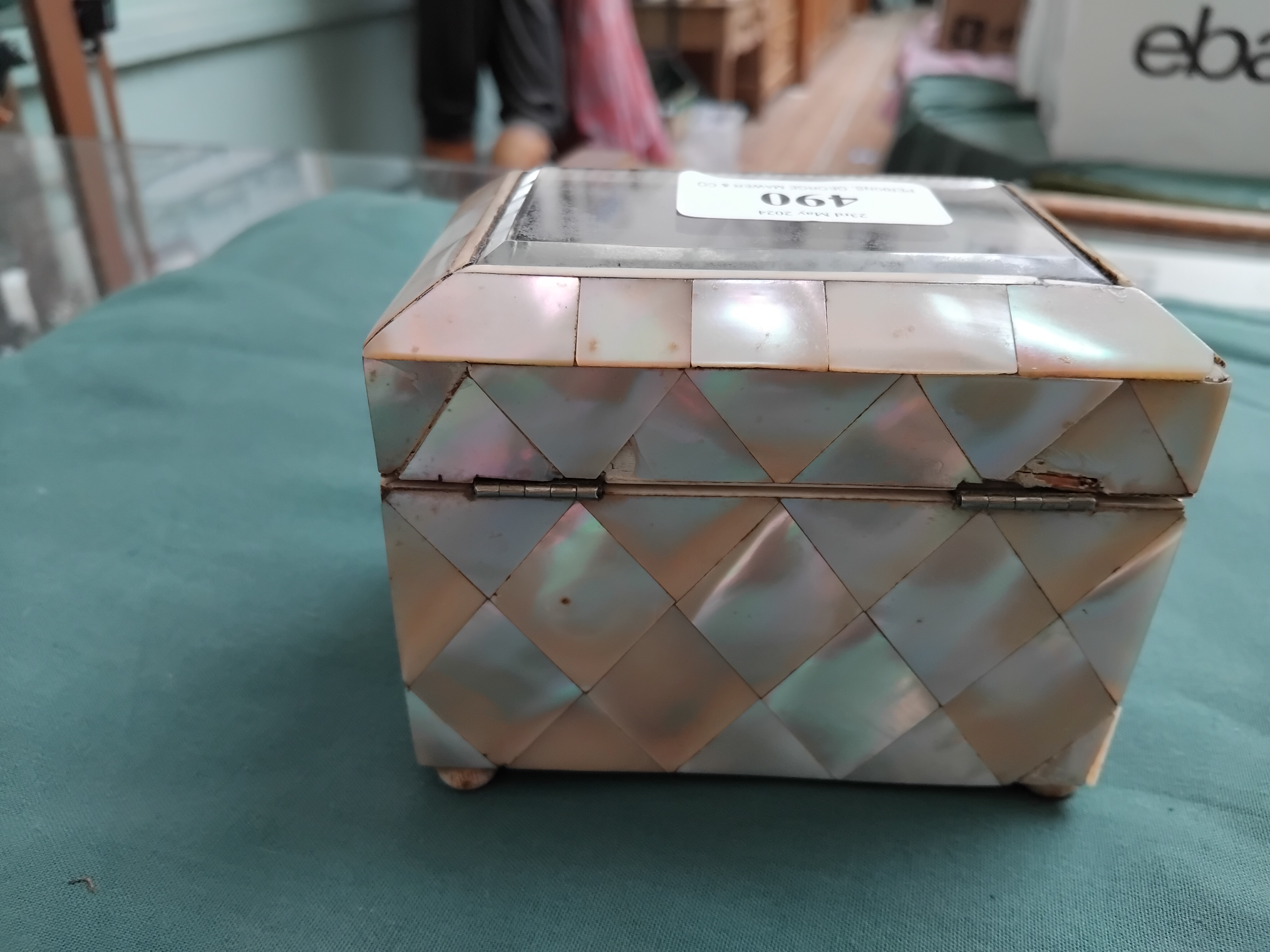 Mother of Pearl lidded box, glass topped with inner mother of pearl lid, - Image 6 of 6