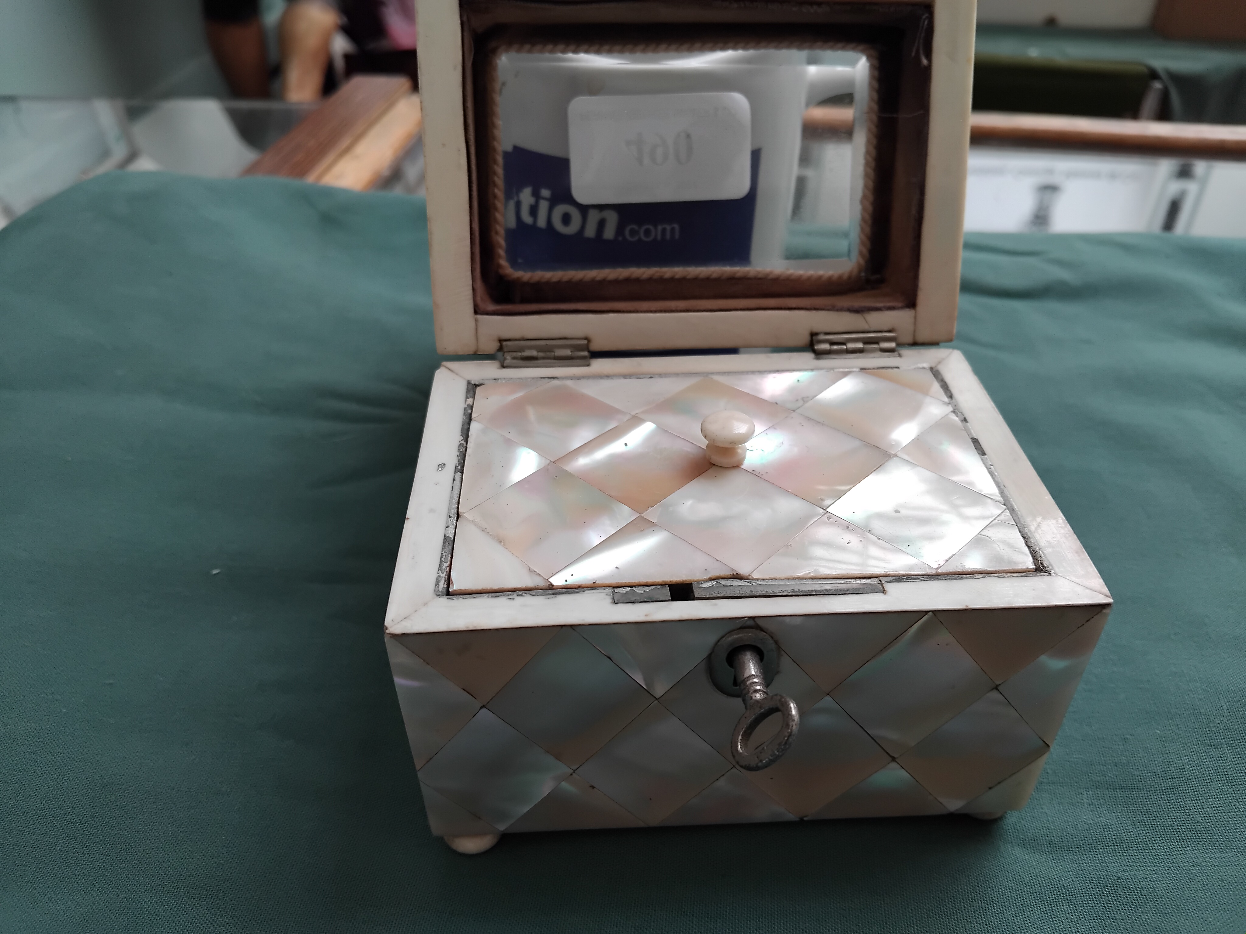 Mother of Pearl lidded box, glass topped with inner mother of pearl lid, - Image 3 of 6