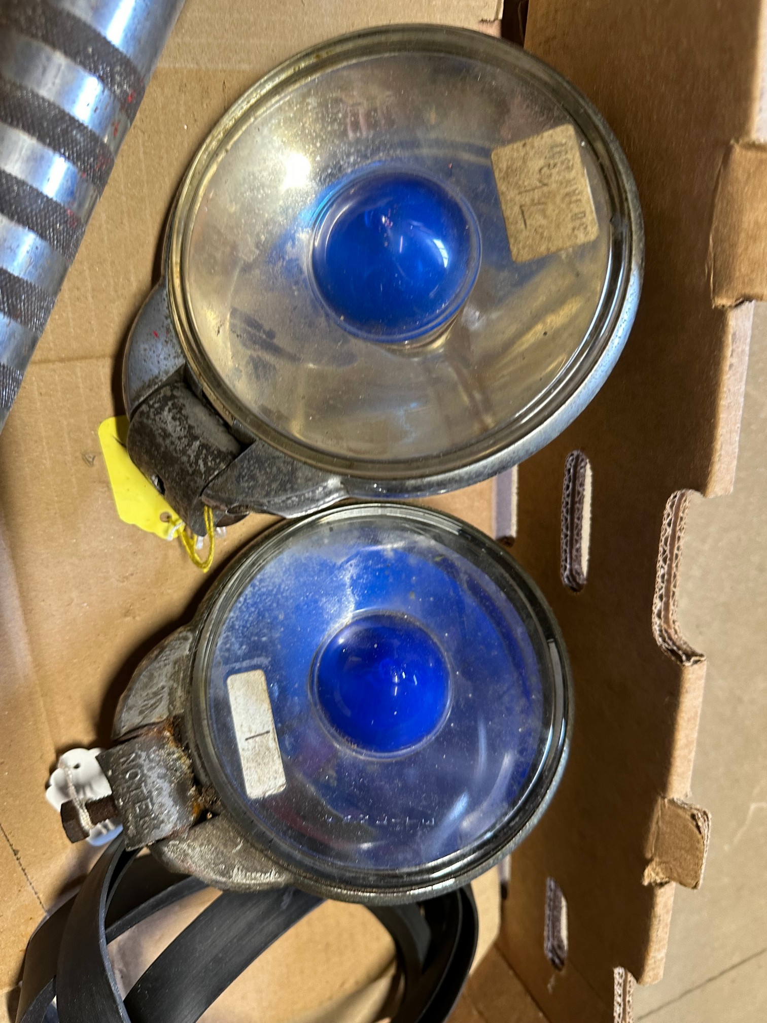 Two Notek spotlights, a Dunlop jack, two pumps and three globe neck seals. - Image 2 of 2