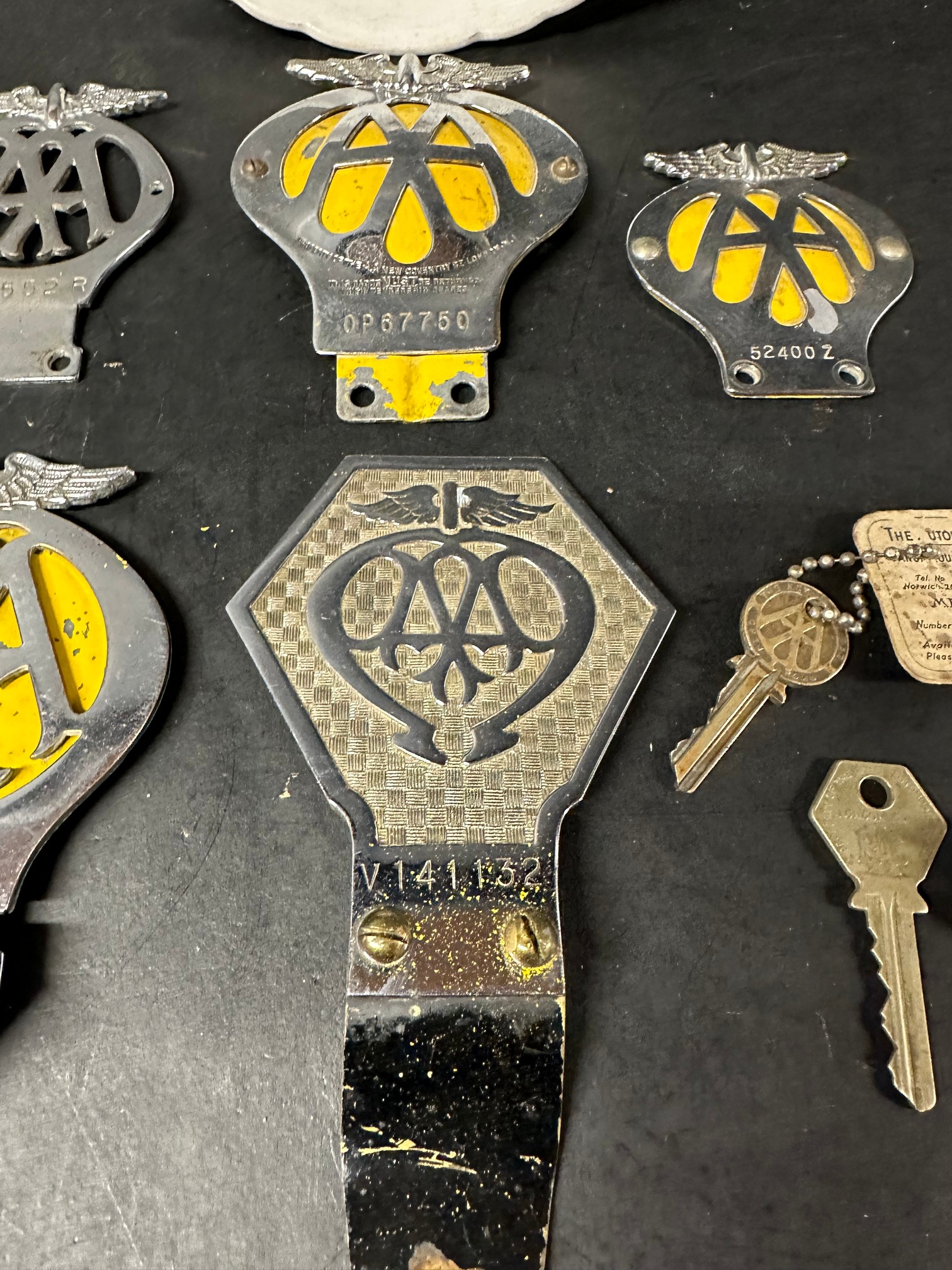 A group of AA car badges, keys, a cap badge and an RAC dish. - Image 4 of 5