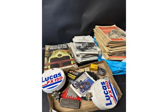 A tray of mixed motoring collectables including a pair of spot lights, a 20mph speed limit plaque, a - Image 1 of 5