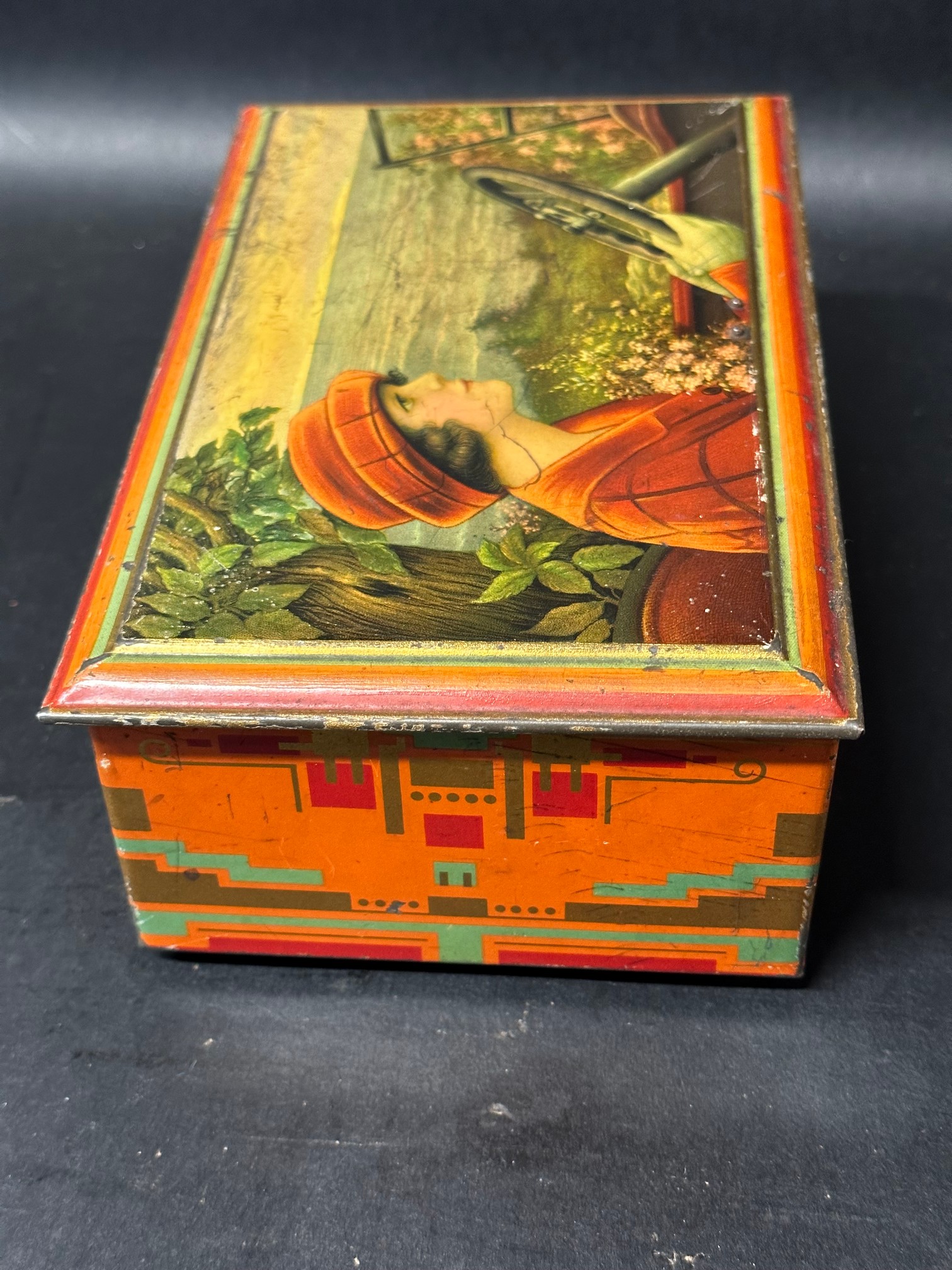 A tin moneybox depicting a lady at the wheel with coastal scenery advertising Pette Wormerveer - Image 6 of 6
