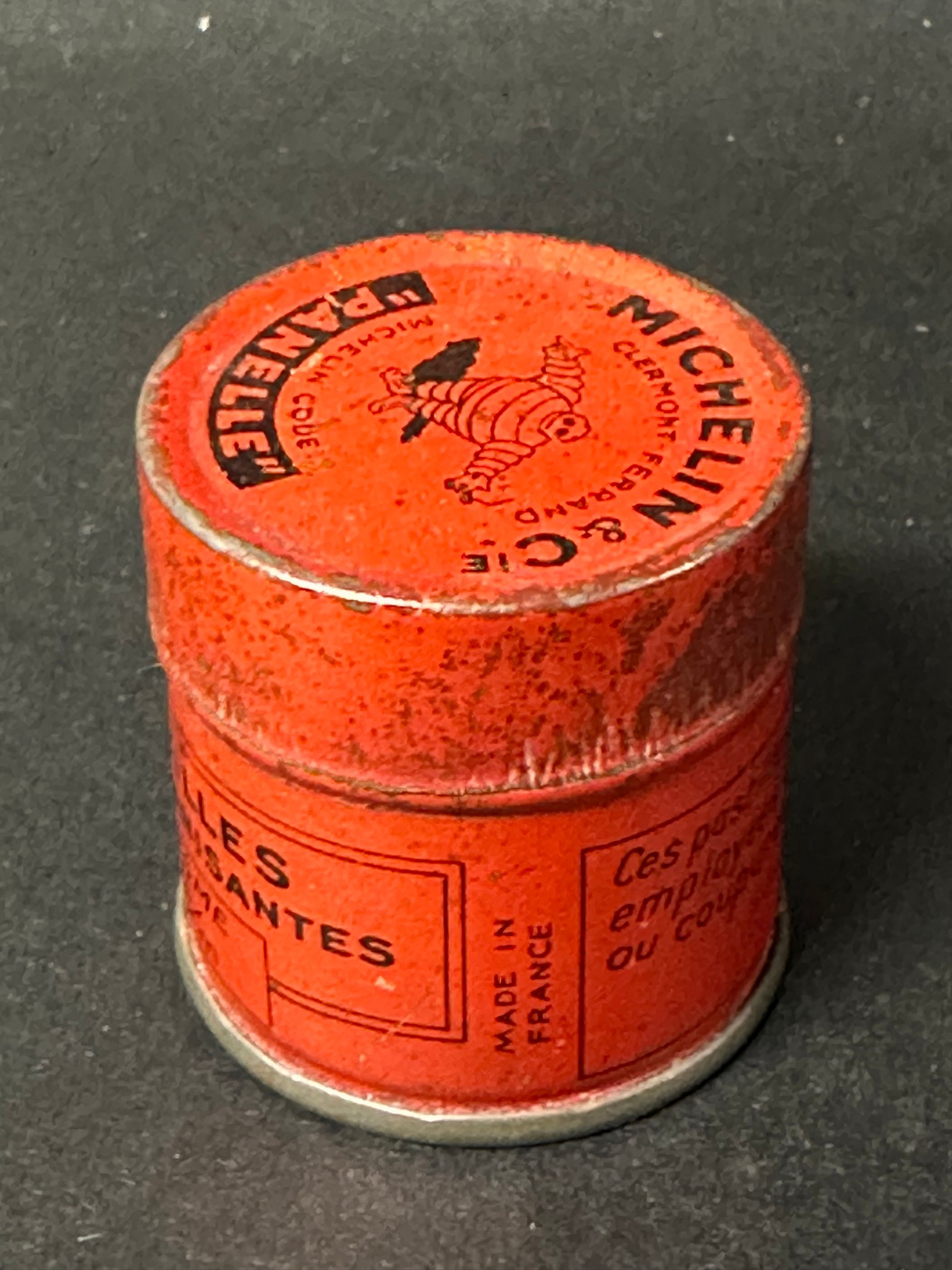 A Michelin & Cie "Panelle" miniature cylindrical tin for 12 Auto Valcanisantes Pastilles, 1 1/2" - Image 3 of 6