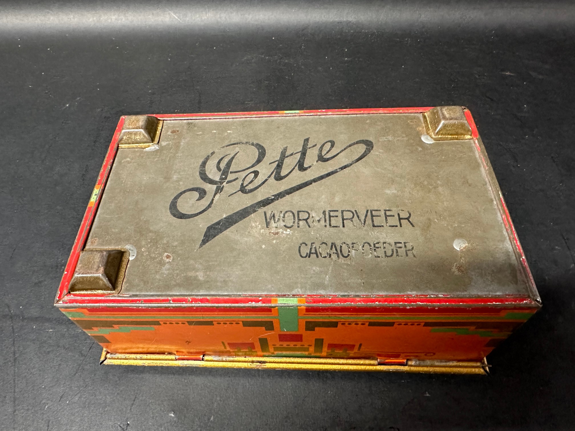 A tin moneybox depicting a lady at the wheel with coastal scenery advertising Pette Wormerveer - Image 3 of 6