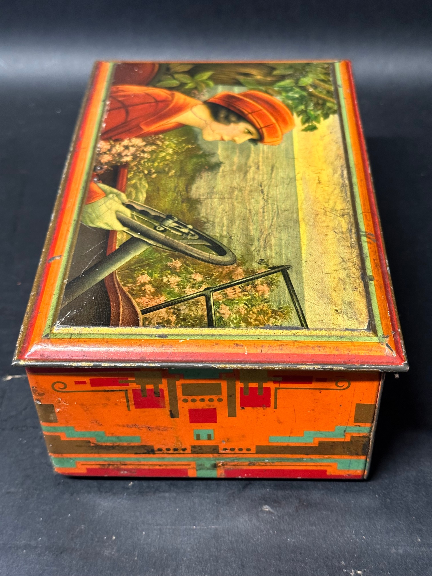 A tin moneybox depicting a lady at the wheel with coastal scenery advertising Pette Wormerveer - Image 4 of 6